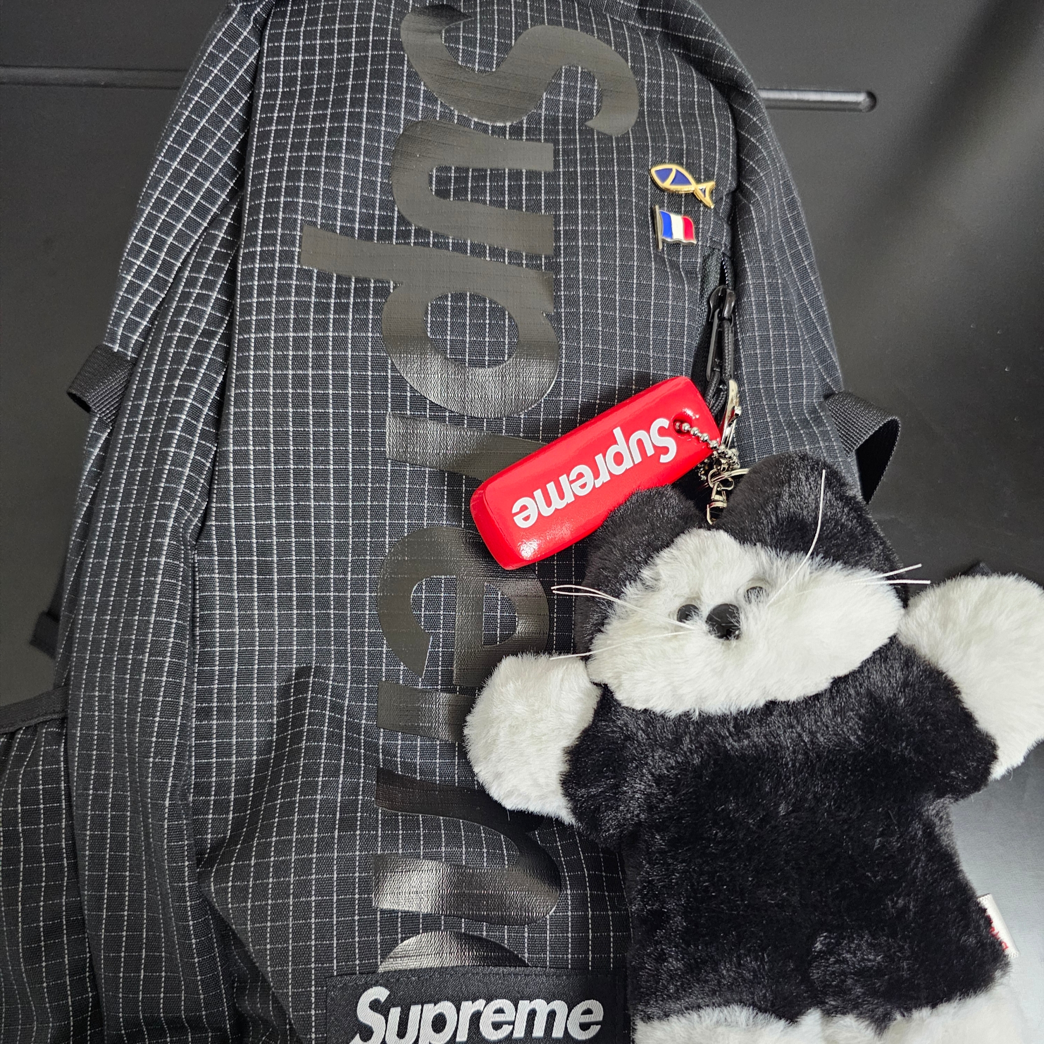 Supreme Backpack Black - 24SS, Supreme Floating Keychain Red - 23FW 착용 스타일