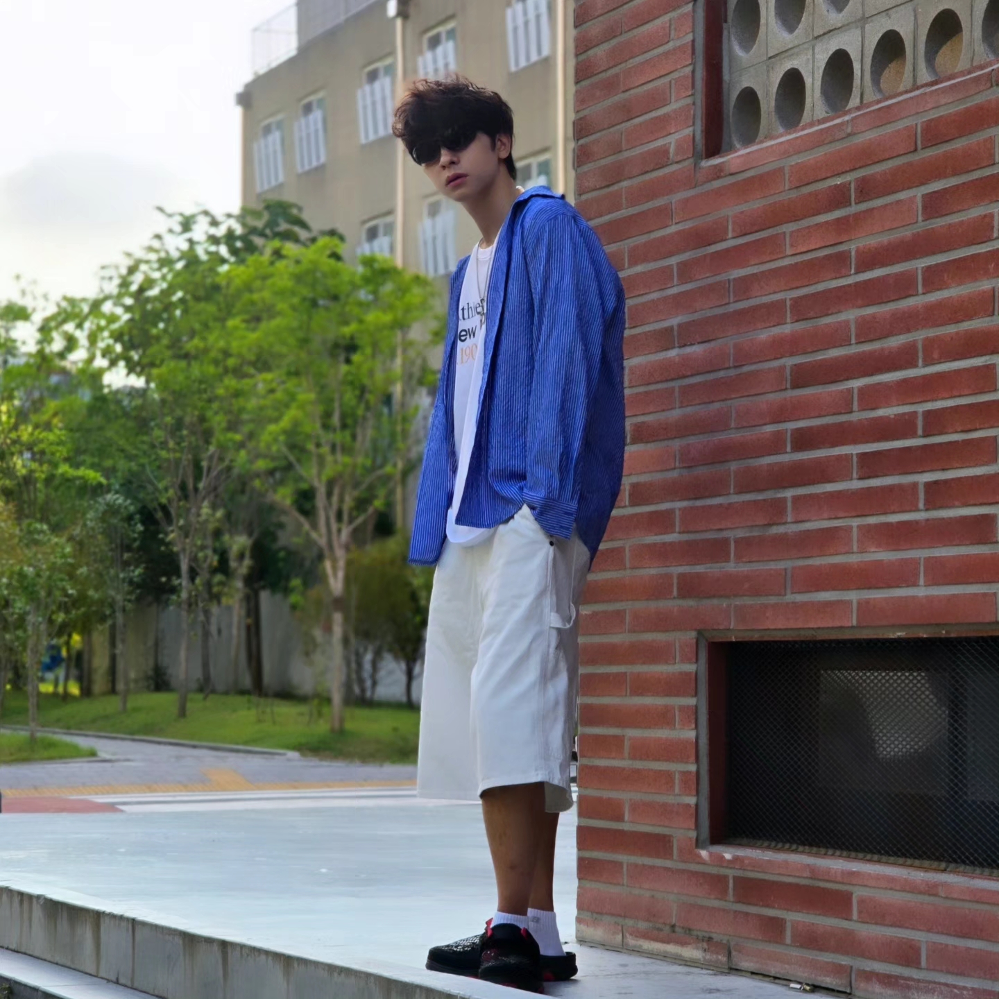 Crocs x Staple Classic All Terrain Clog Black 착용 스타일 - 5