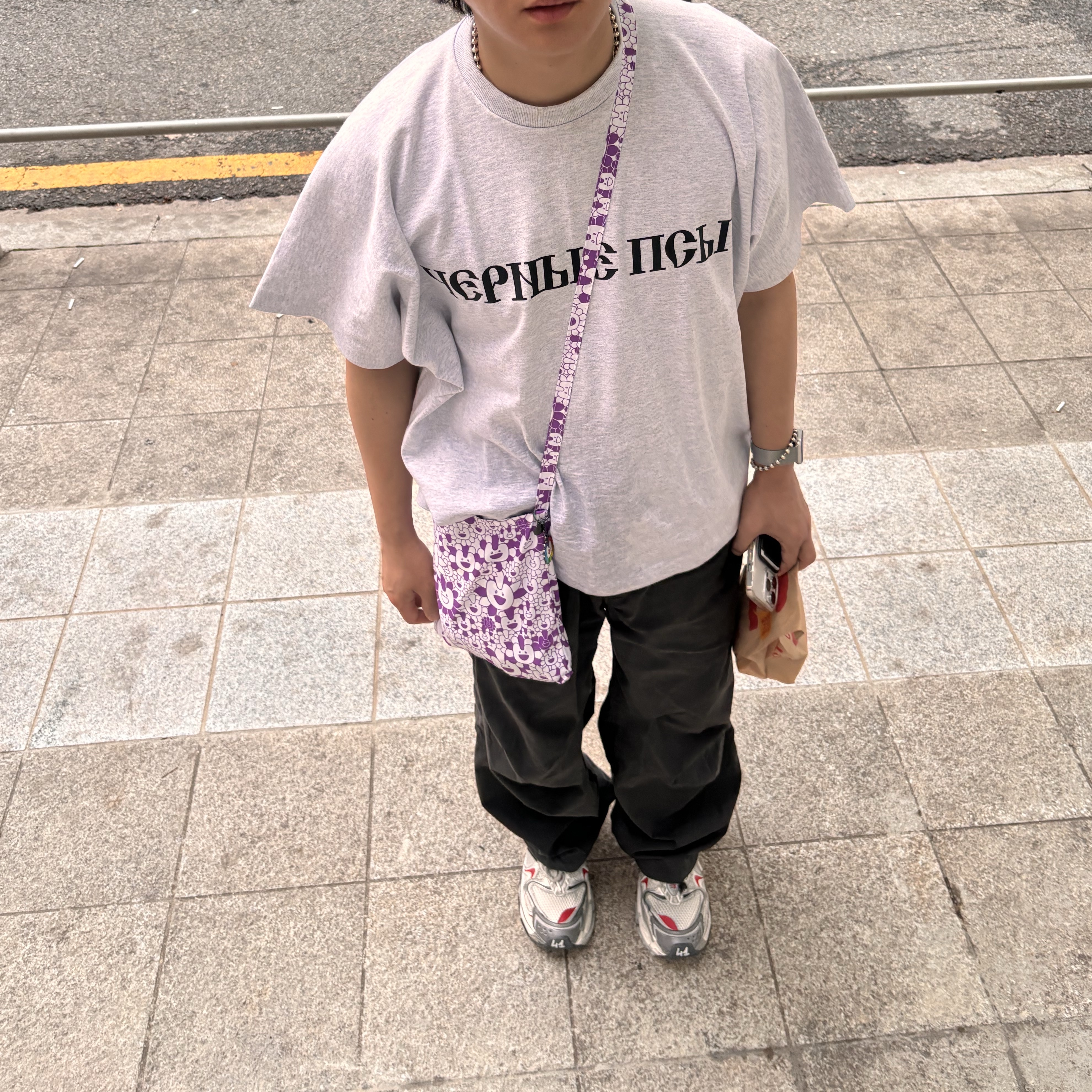 Yeezy x Gosha Rubchinskiy YZY Black Dogs T-Shirt Heather Grey, Stussy Nyco Over Trousers Washed Black 착용 스타일 - 1