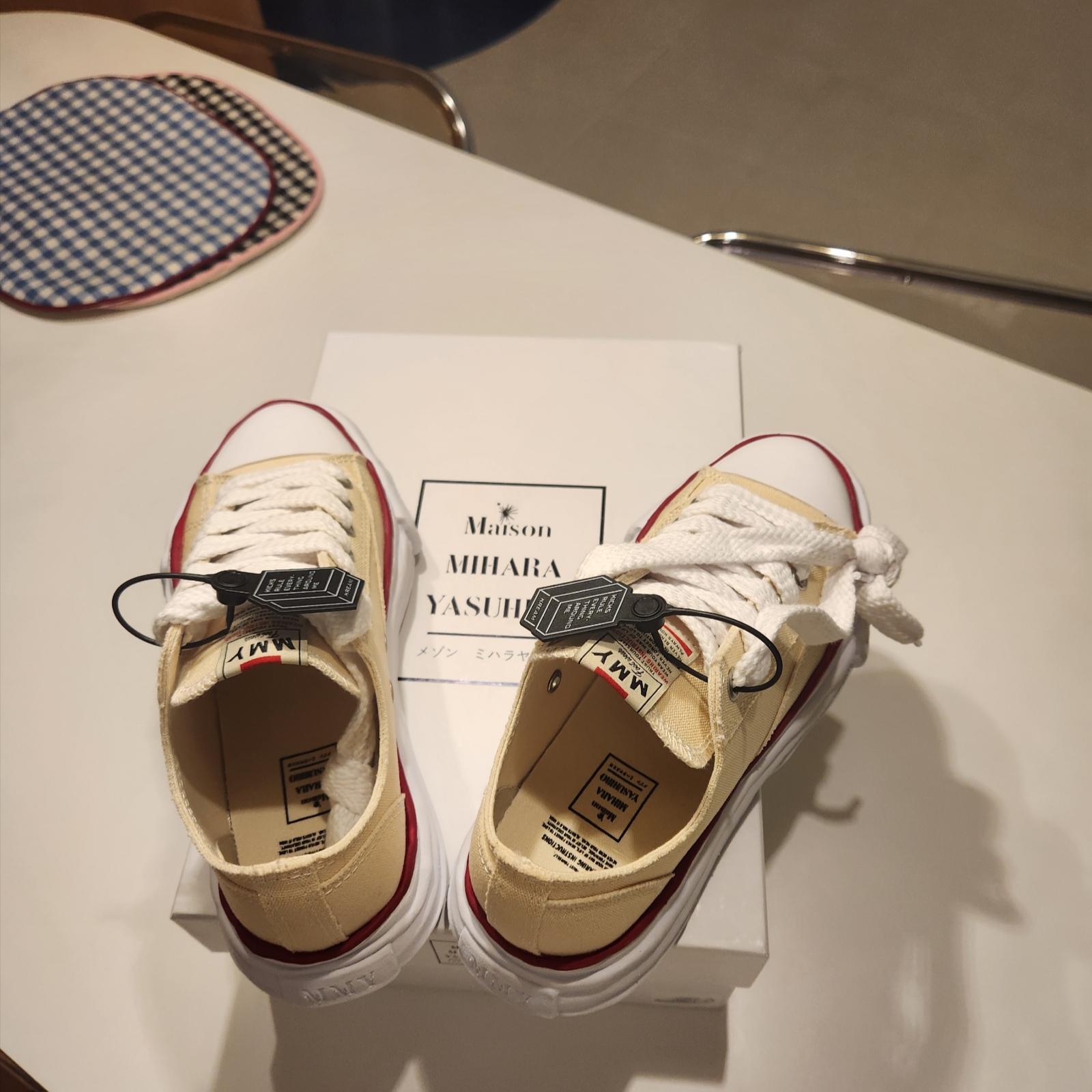 Maison Mihara Yasuhiro Peterson OG Sole Canvas Low-top Sneakers Natural 착용 스타일 - 1