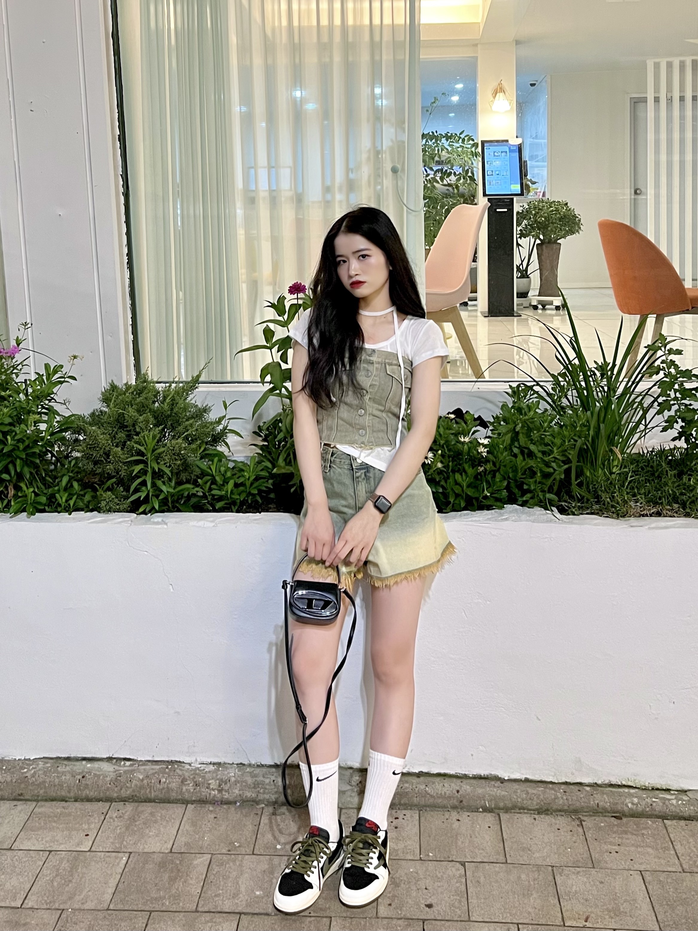 (W) Jordan 1 x Travis Scott Retro Low OG SP Medium Olive, Diesel 1DR Mini Bag Plaque Black 착용 스타일 - 3