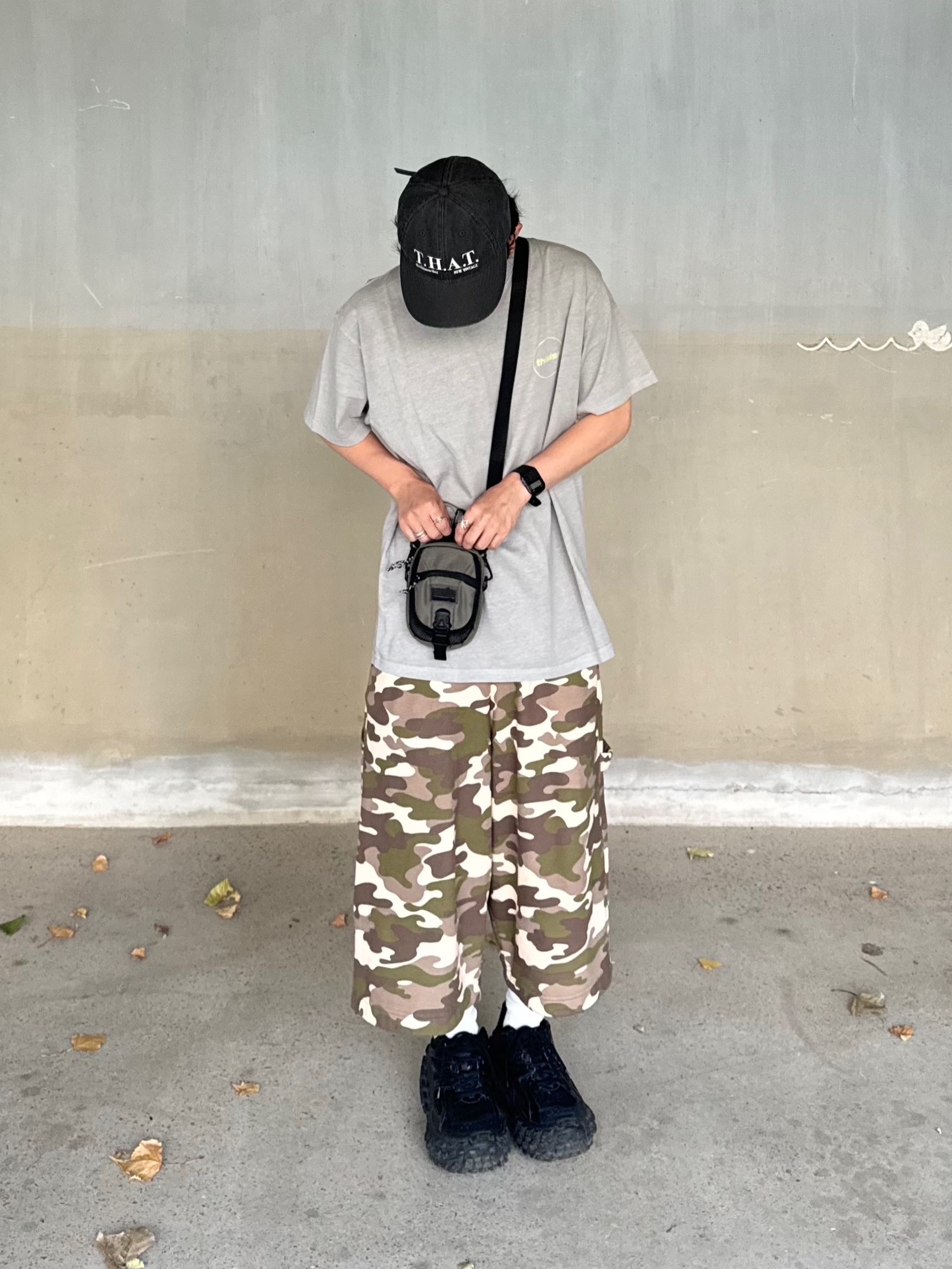 MJD Side Snap Wide Sweatshorts Camo, Balenciaga Defender Sneakers Black 착용 스타일 - 5