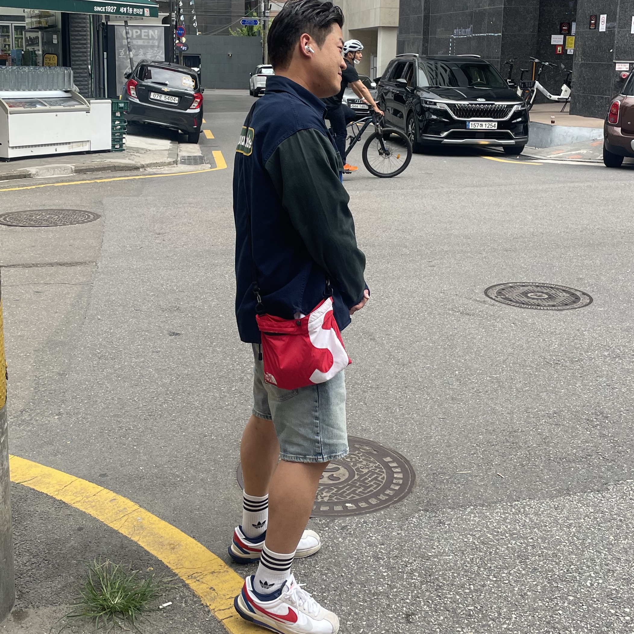 Nike x Sacai Zoom Cortez SP White and University Red 착용 스타일 - 2