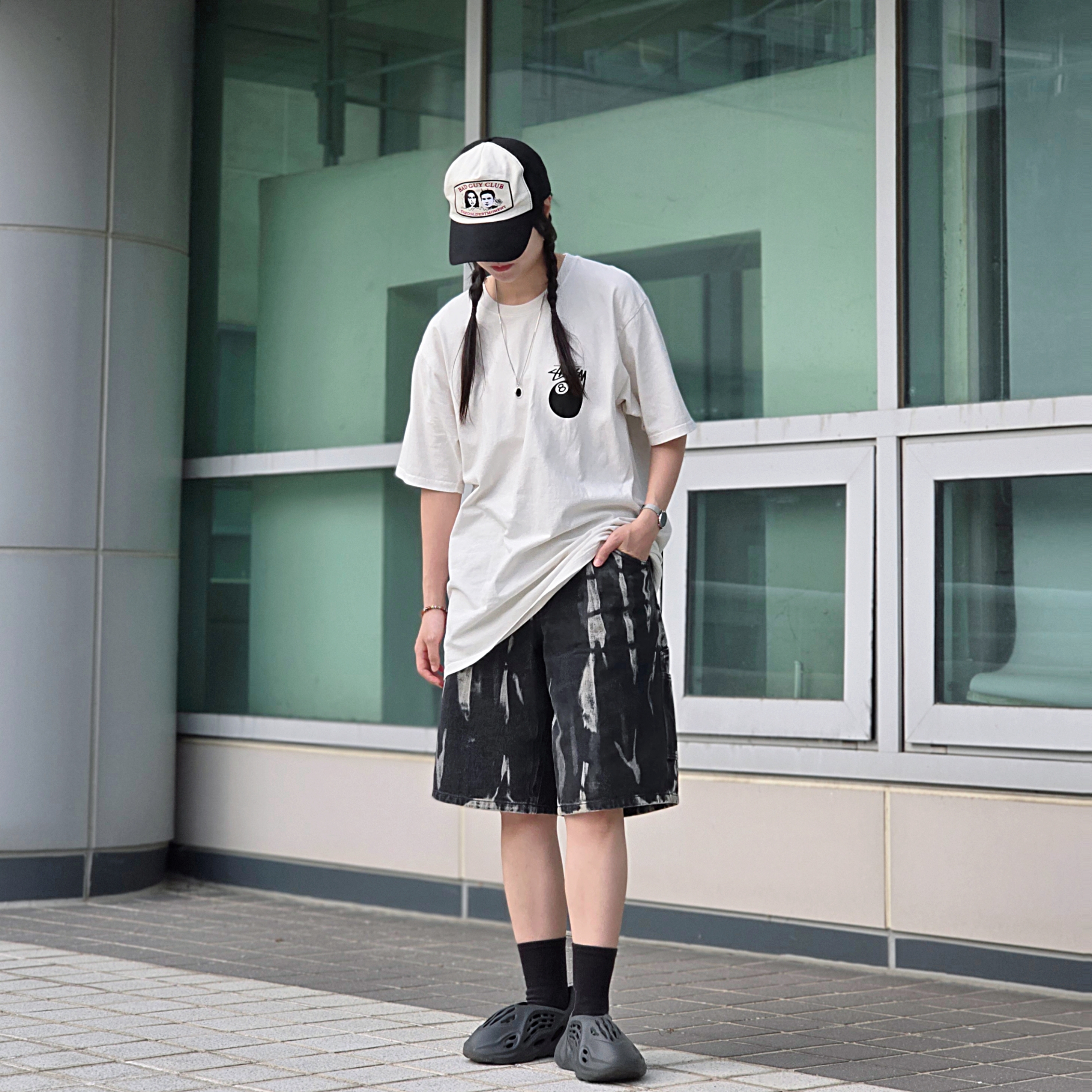 Stussy 8 Ball Pigment Dyed T-Shirt Natural, Adidas Yeezy Foam RNNR Onyx 착용 스타일 - 1