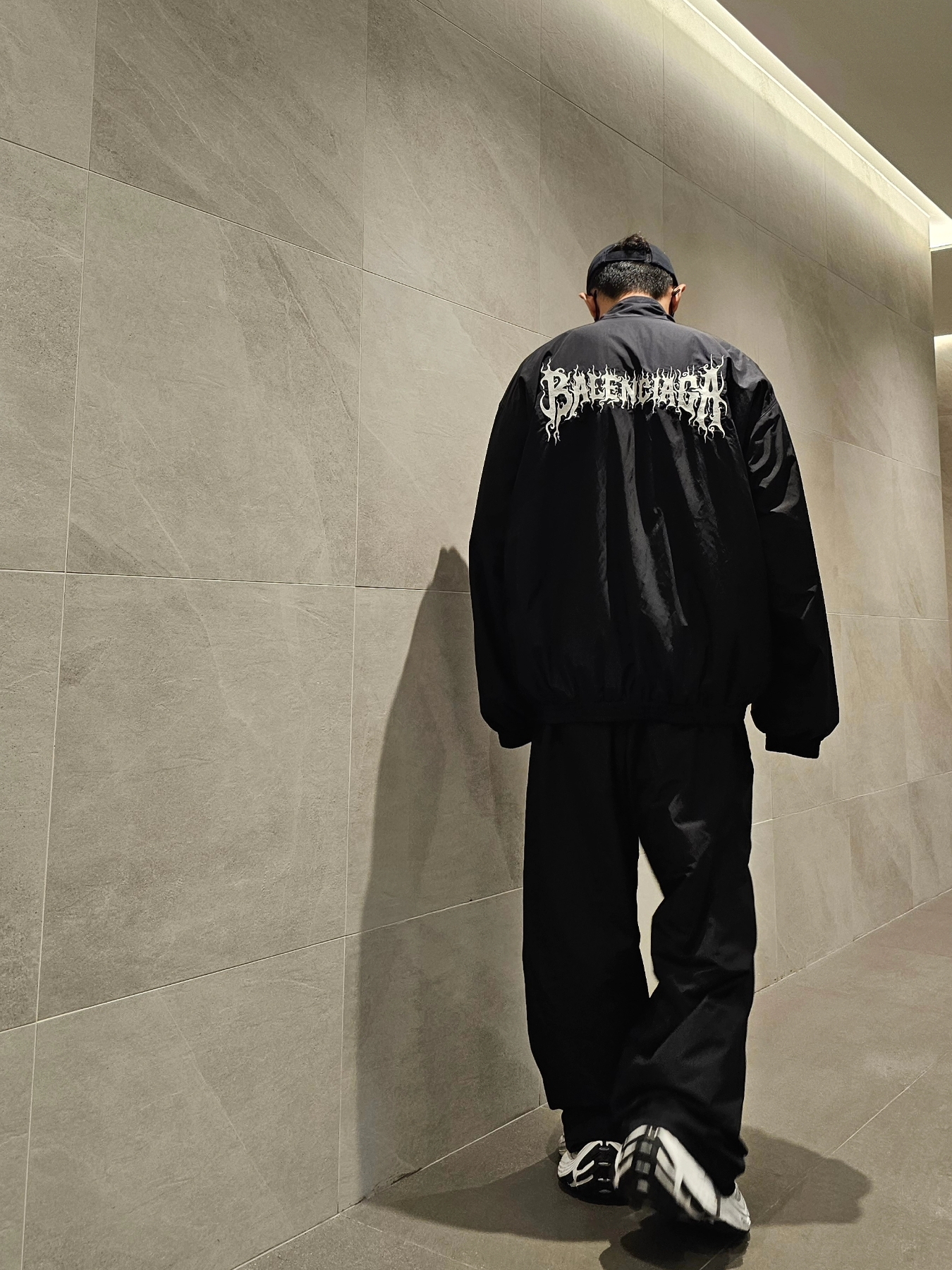 Balenciaga Tracksuit Pants in Black, Balenciaga DIY Metal Outline Tracksuit Jacket in Black 착용 스타일 - 3