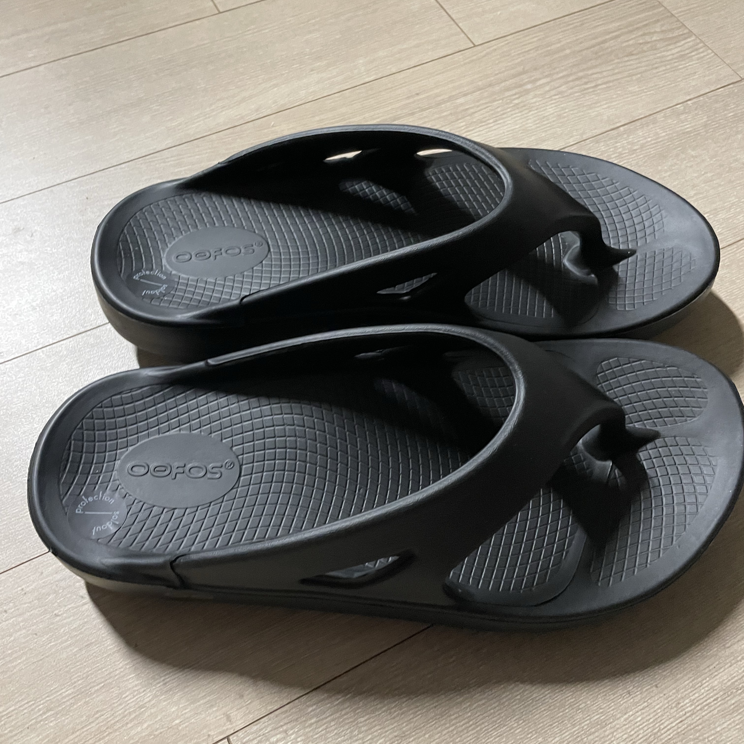 Oofos OOriginal Black 착용 스타일