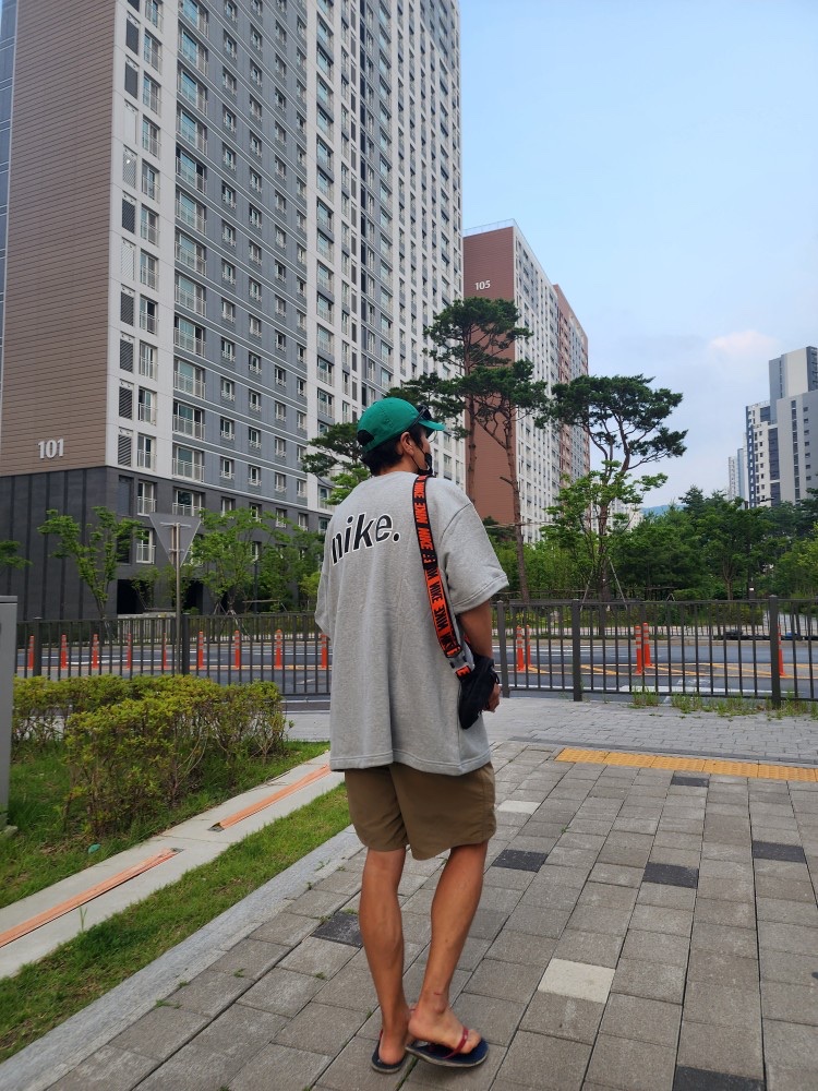 Nike Club Unstructured Futura Washed Cap Malachite, Oakley Holbrook XL Matte Black Frame Prizm Grey Lenses High Bridge Fit 착용 스타일 - 1