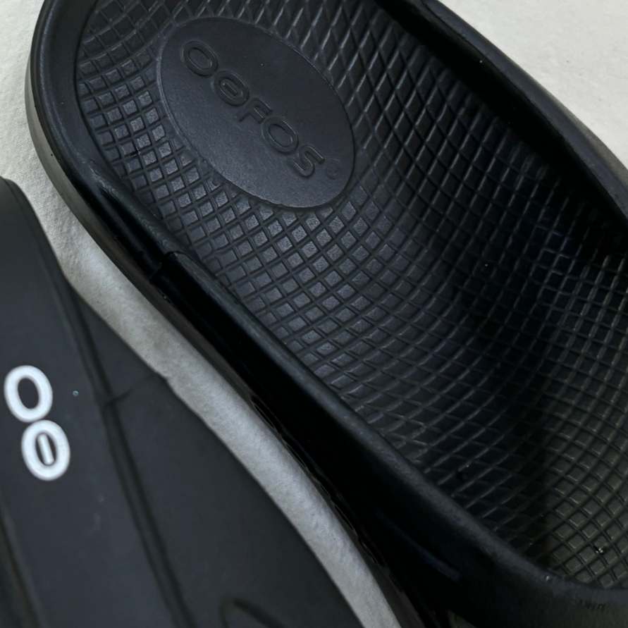 Oofos OOriginal Black 착용 스타일