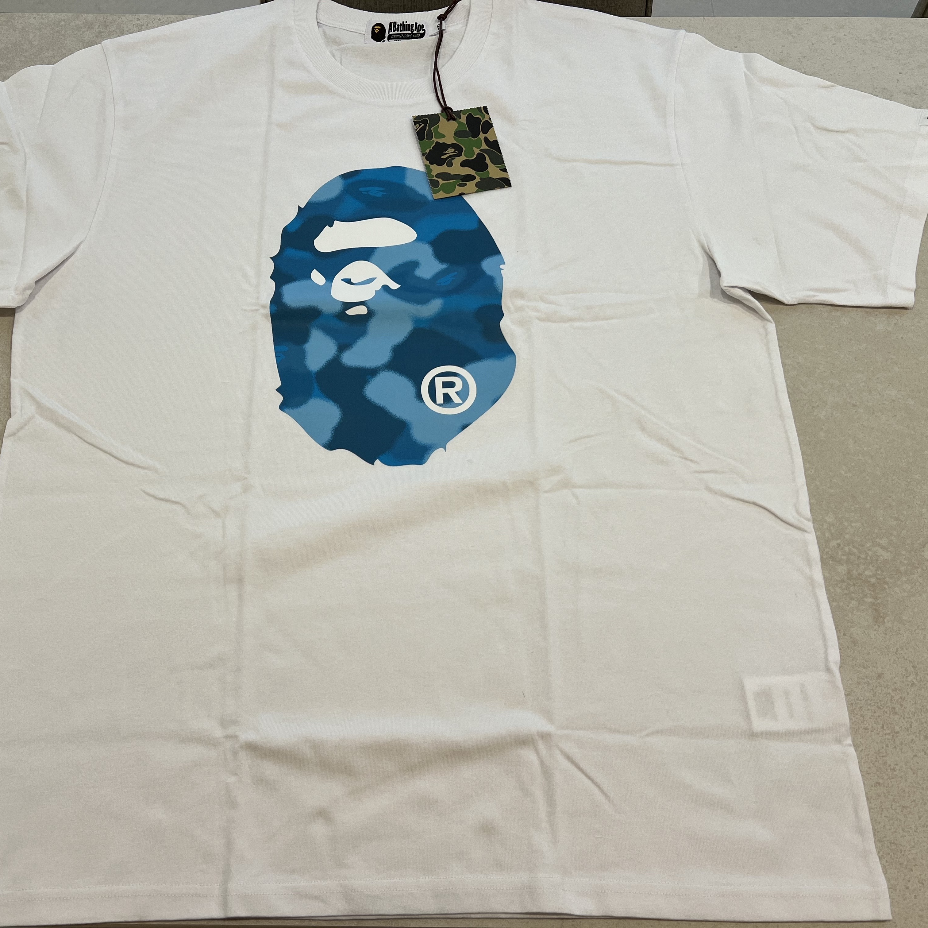 BAPE Radiation Camo Big Ape Head T-Shirt White 착용 스타일 - 1