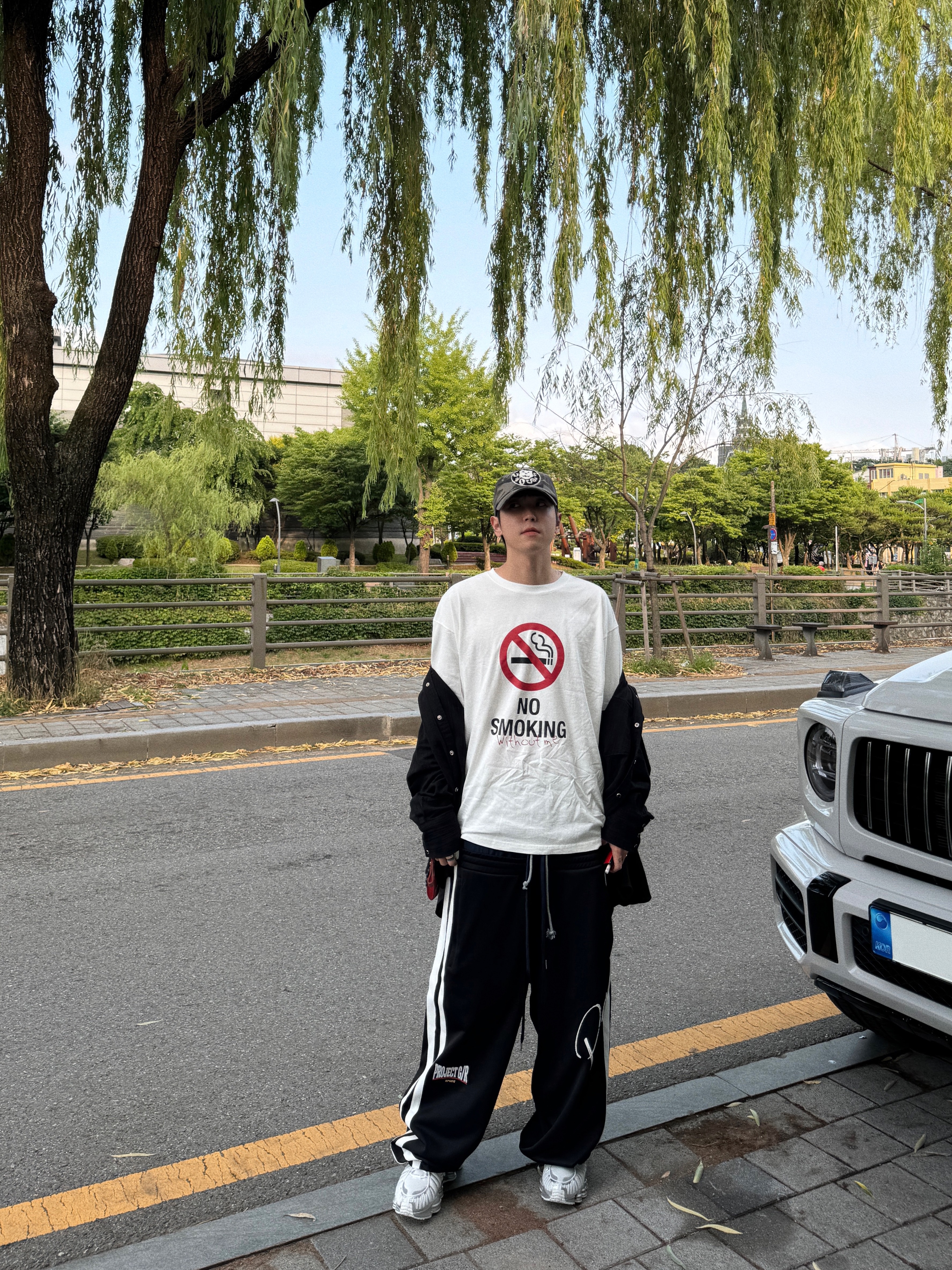 Project G/R Membership Meme No Smoking Without Me T-Shirt White, Project G/R 3 Layered Track Pants Black 착용 스타일 - 5