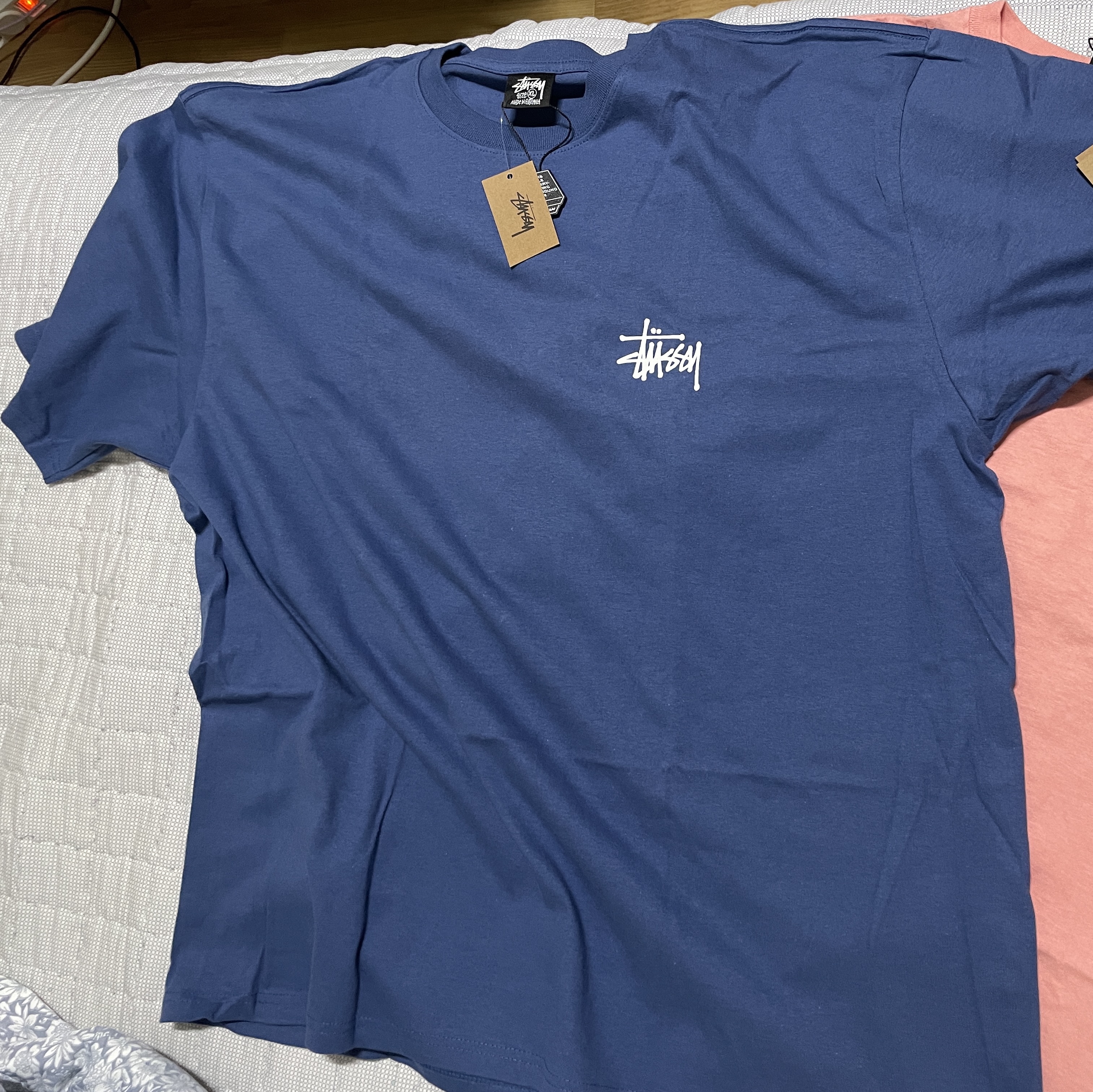 Stussy Basic Stussy T-Shirt Midnight 2022, Stussy Basic Stussy Pigment Dyed T-Shirt Coral 2024 착용 스타일 - 2