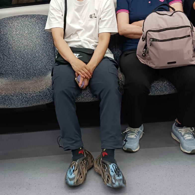 Adidas Yeezy Foam RNNR MX Cinder, Uniqlo UT x Kaws Short Sleeve Graphic T-Shirt White 착용 스타일 - 1