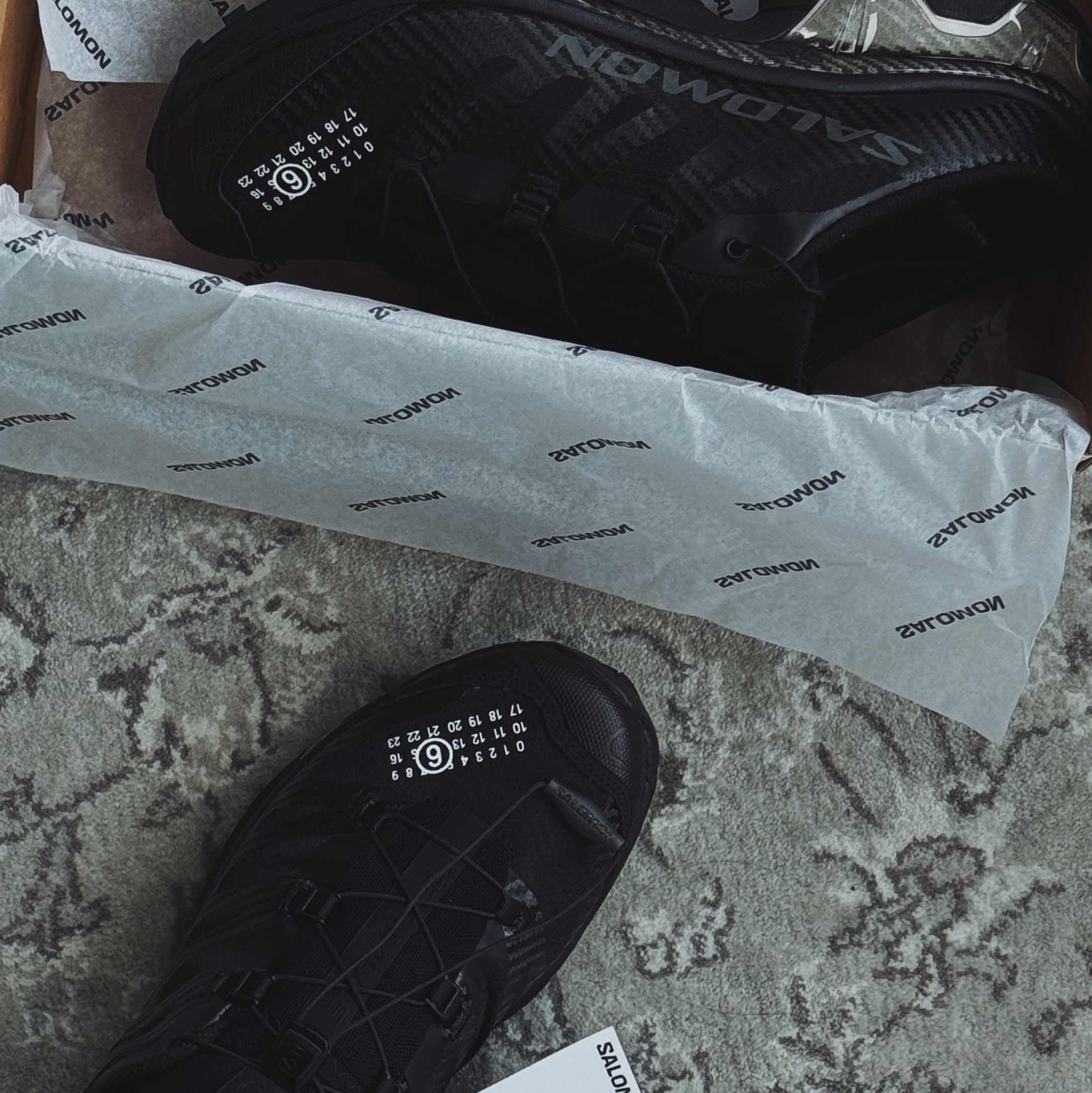 Salomon x MM6 Maison Margiela XT-4 Mule Black 착용 스타일 - 1