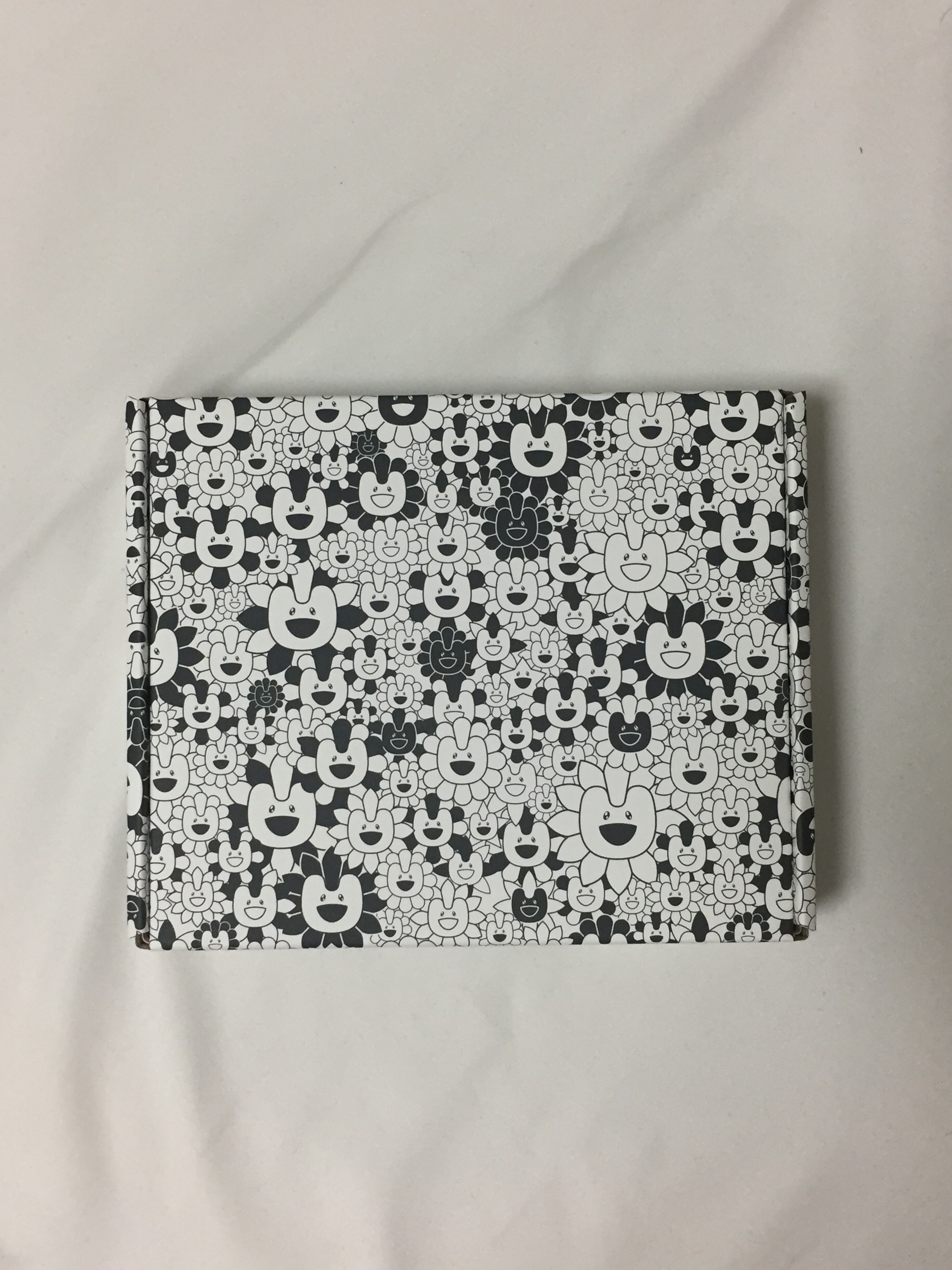 NewJeans Supernatural NJ x Murakami Cross Bag Black (Danielle Ver.) 착용 스타일