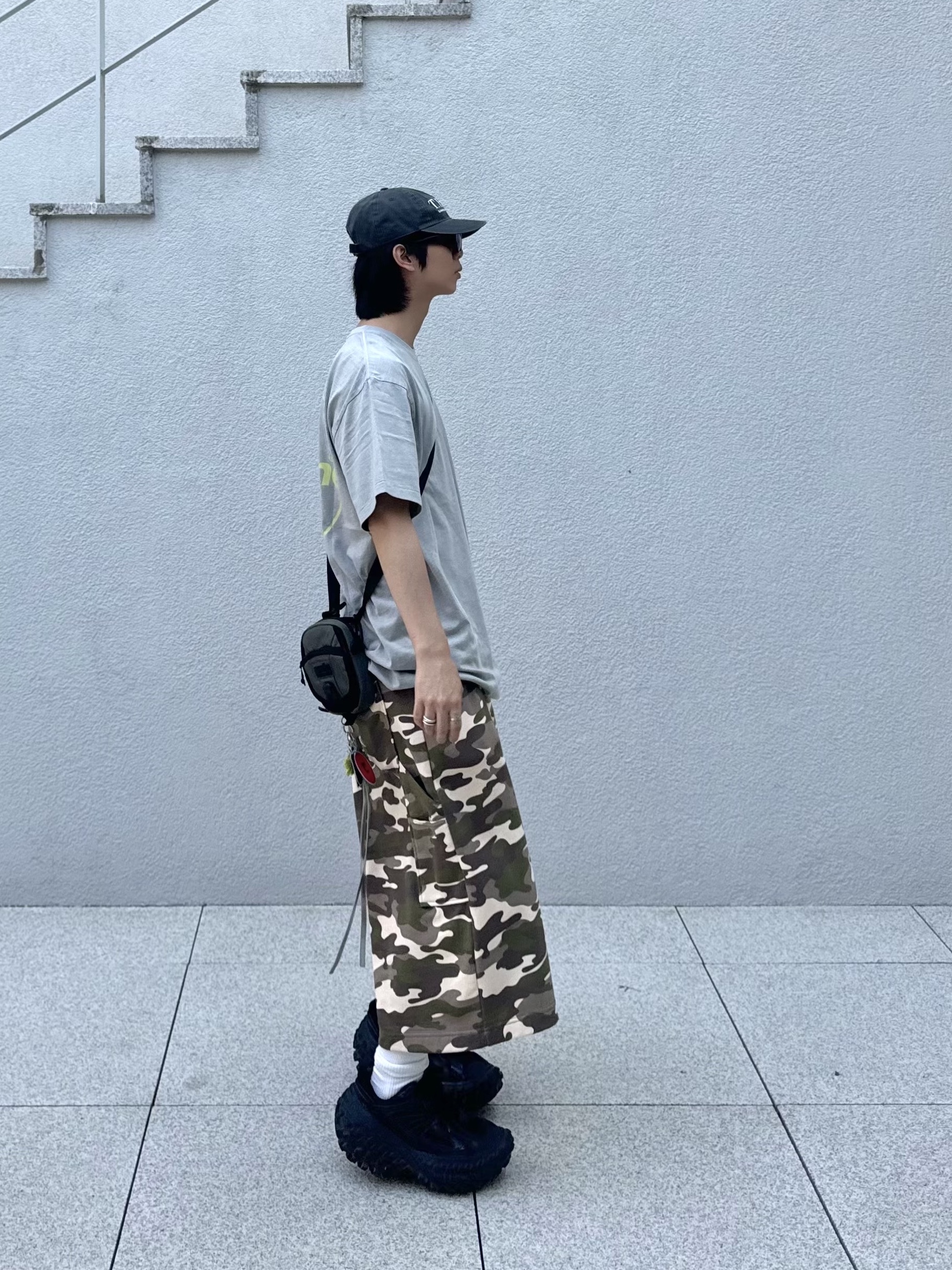 MJD Side Snap Wide Sweatshorts Camo, Balenciaga Defender Sneakers Black 착용 스타일 - 4