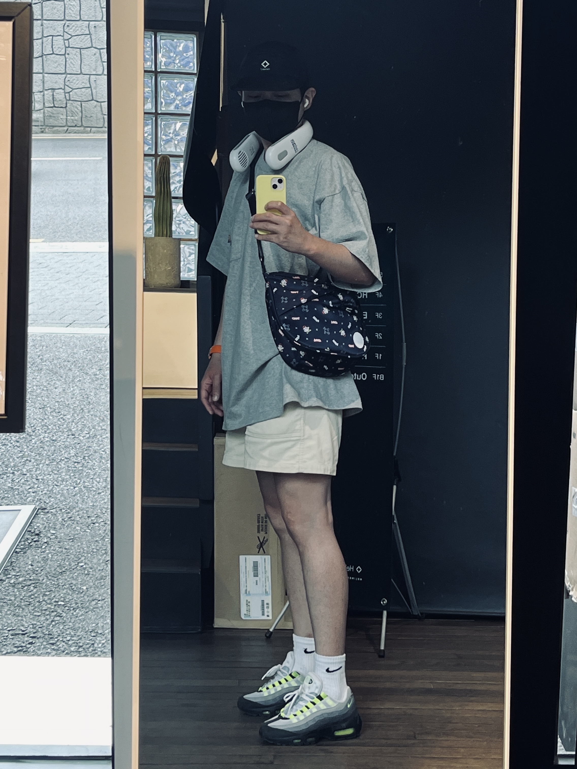 Porter POTR x Milky Shoulder Bag Navy, Helinox x Fragment Design Neck Fan White 착용 스타일