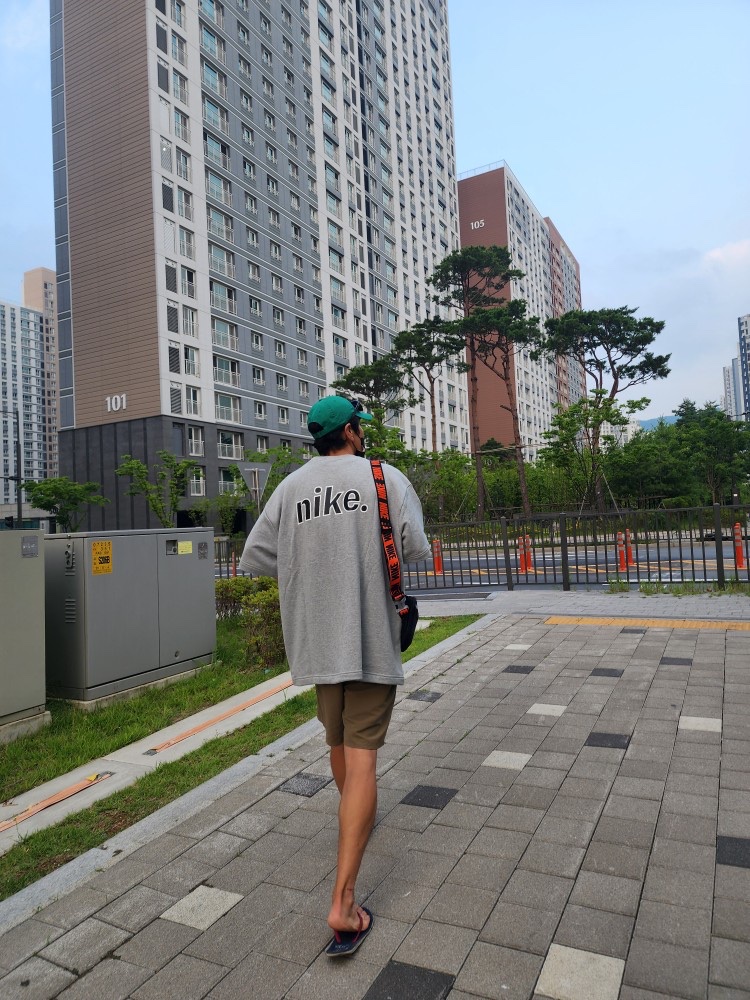 Nike Club Unstructured Futura Washed Cap Malachite, Oakley Holbrook XL Matte Black Frame Prizm Grey Lenses High Bridge Fit 착용 스타일 - 2