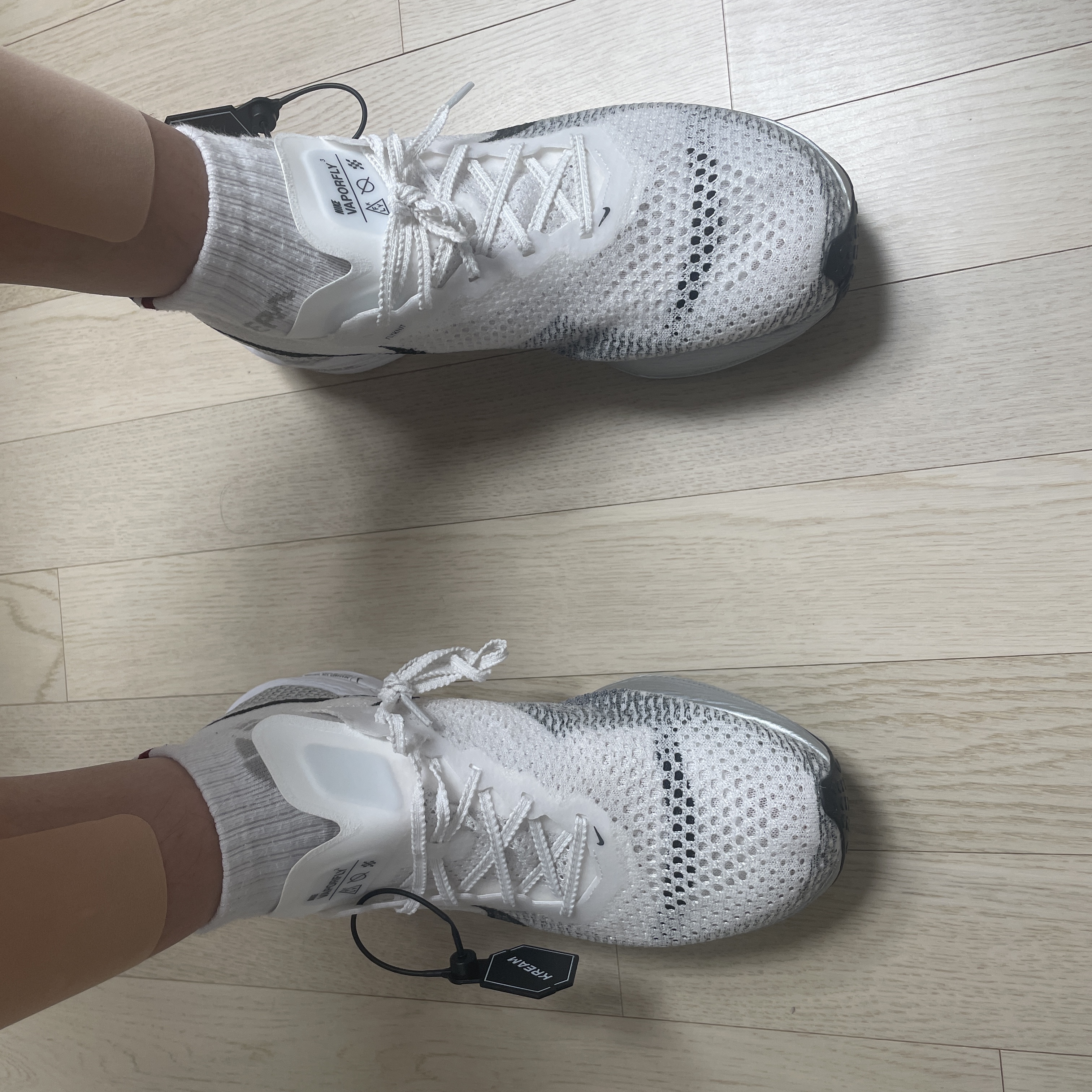 Nike ZoomX Vaporfly Next% 3 White Grey 착용 스타일 - 2