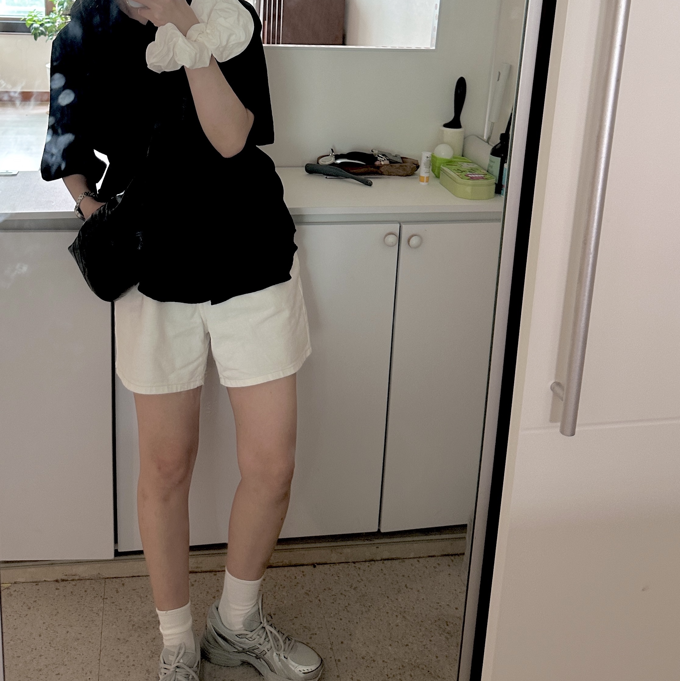 (W) Asics Gel-Flux 4 CN Gray Silver, Lemaire Small Croissant Bag Soft Nappa Leather Black 착용 스타일 - 2