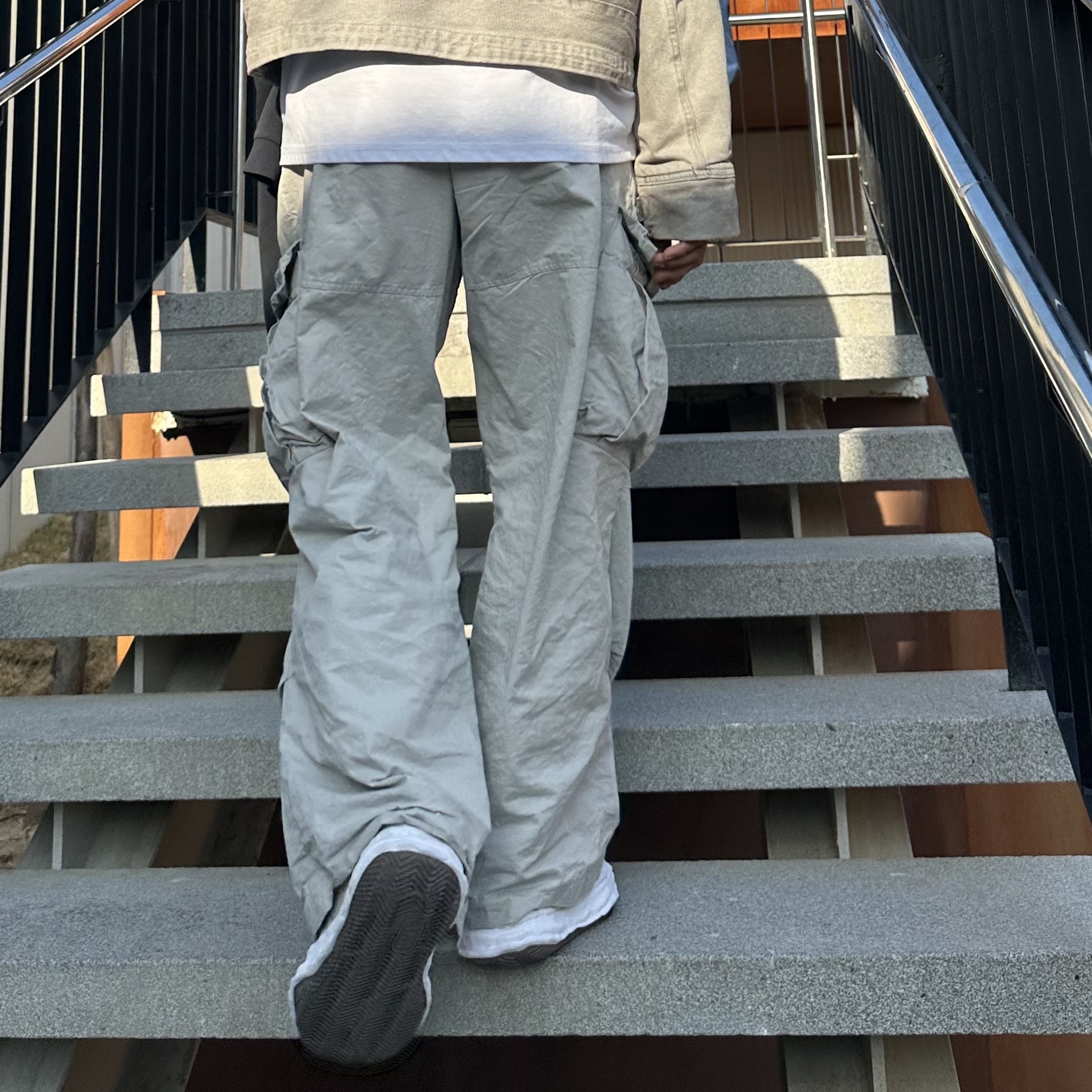 Maison Mihara Yasuhiro Parker OG Sole Canvas Low-top Sneakers White, Maison Mihara Yasuhiro Baker OG Sole Suede Low Top Sneakers Black 착용 스타일 - 4