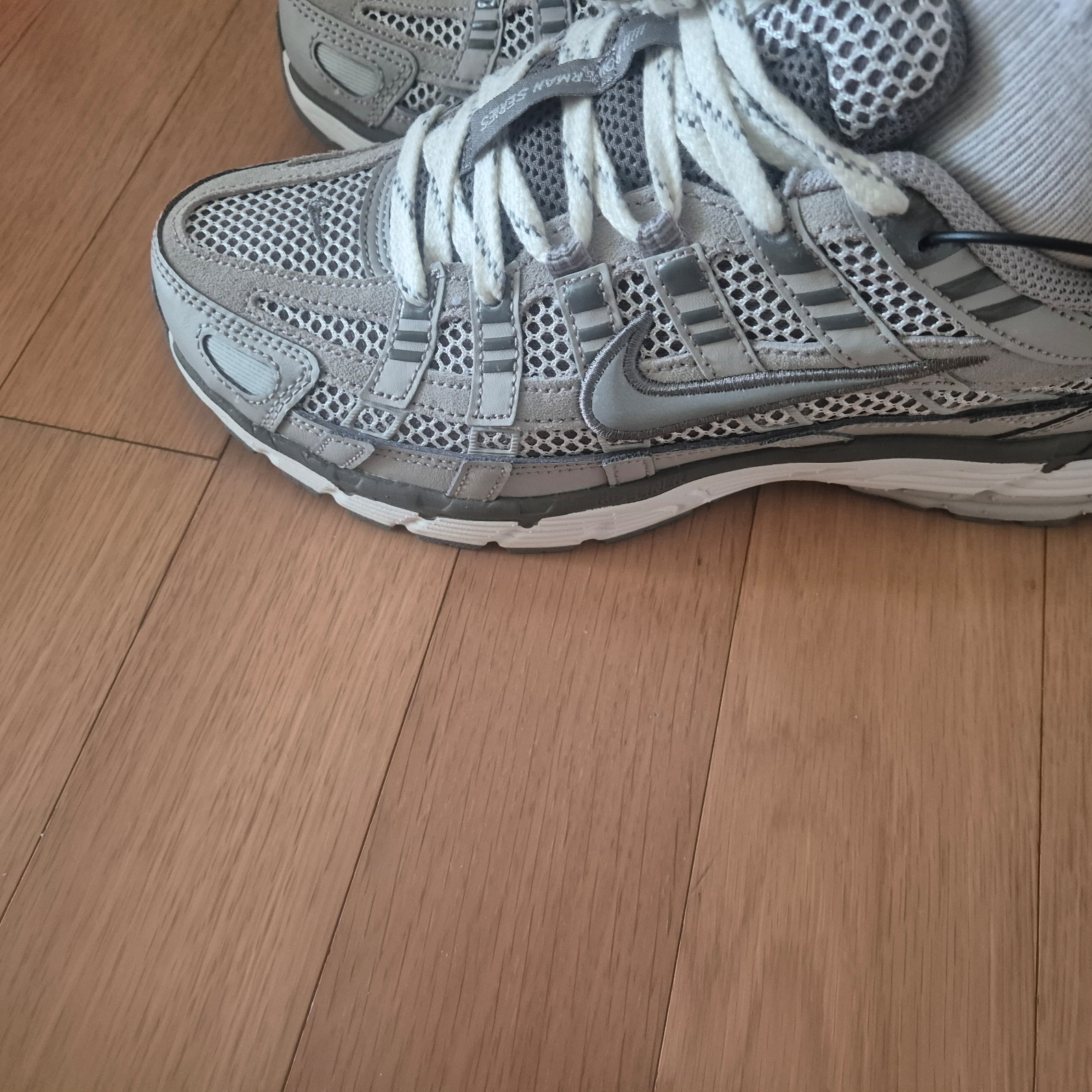 Nike P-6000 PRM Light Iron Ore 착용 스타일 - 2