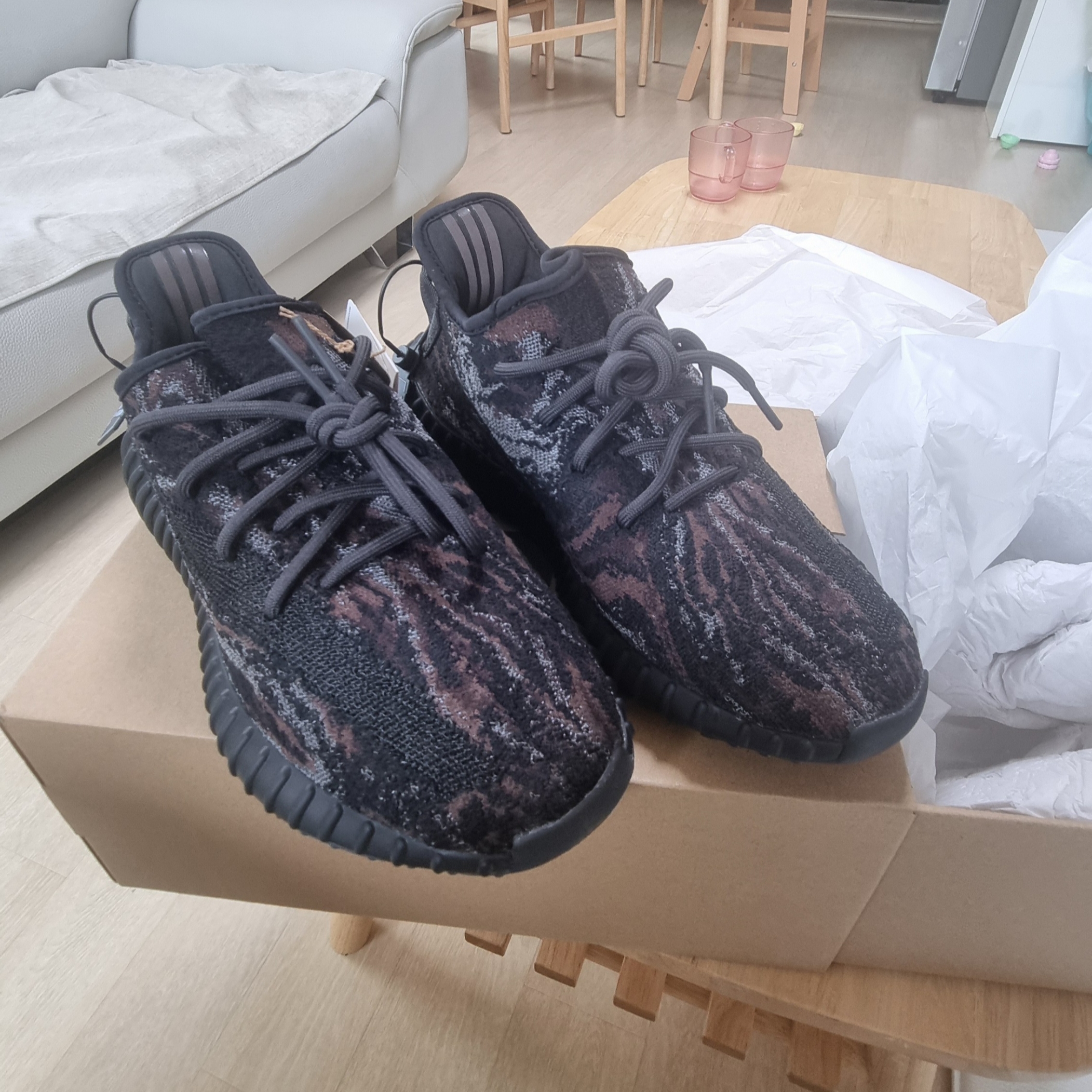 Adidas Yeezy Boost 350 V2 MX Rock 착용 스타일 - 1