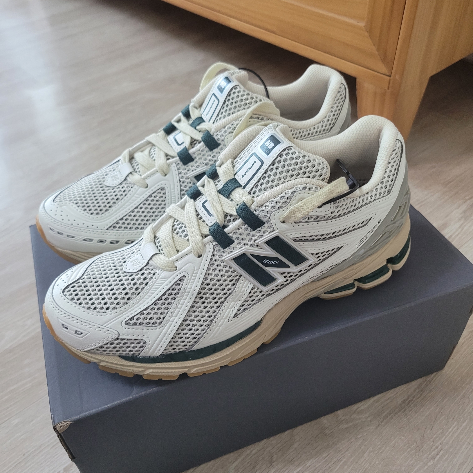 New Balance 1906R Silver Green 착용 스타일 - 1