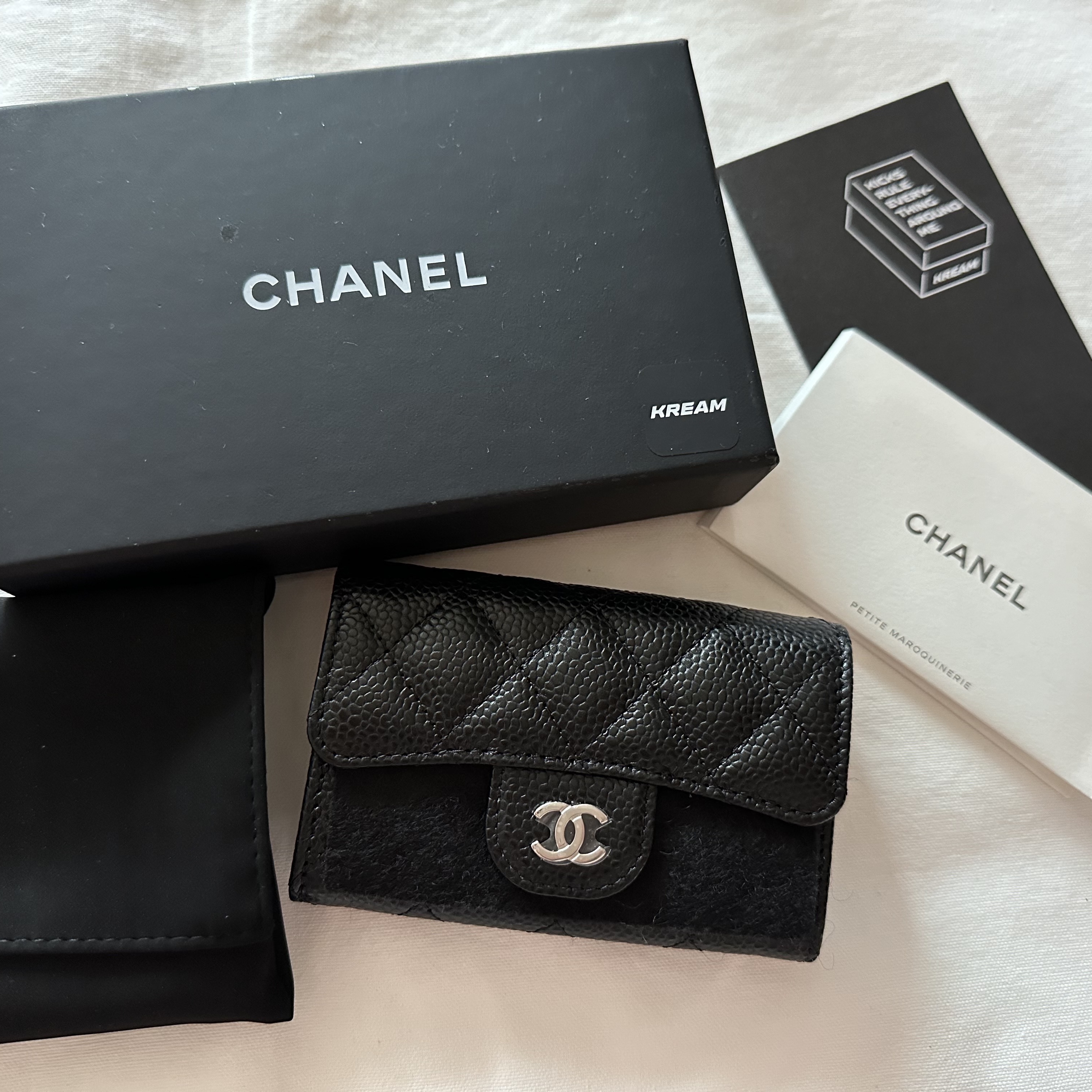 Chanel Classic Card Holder Grained Calfskin & Silver Black 착용 스타일