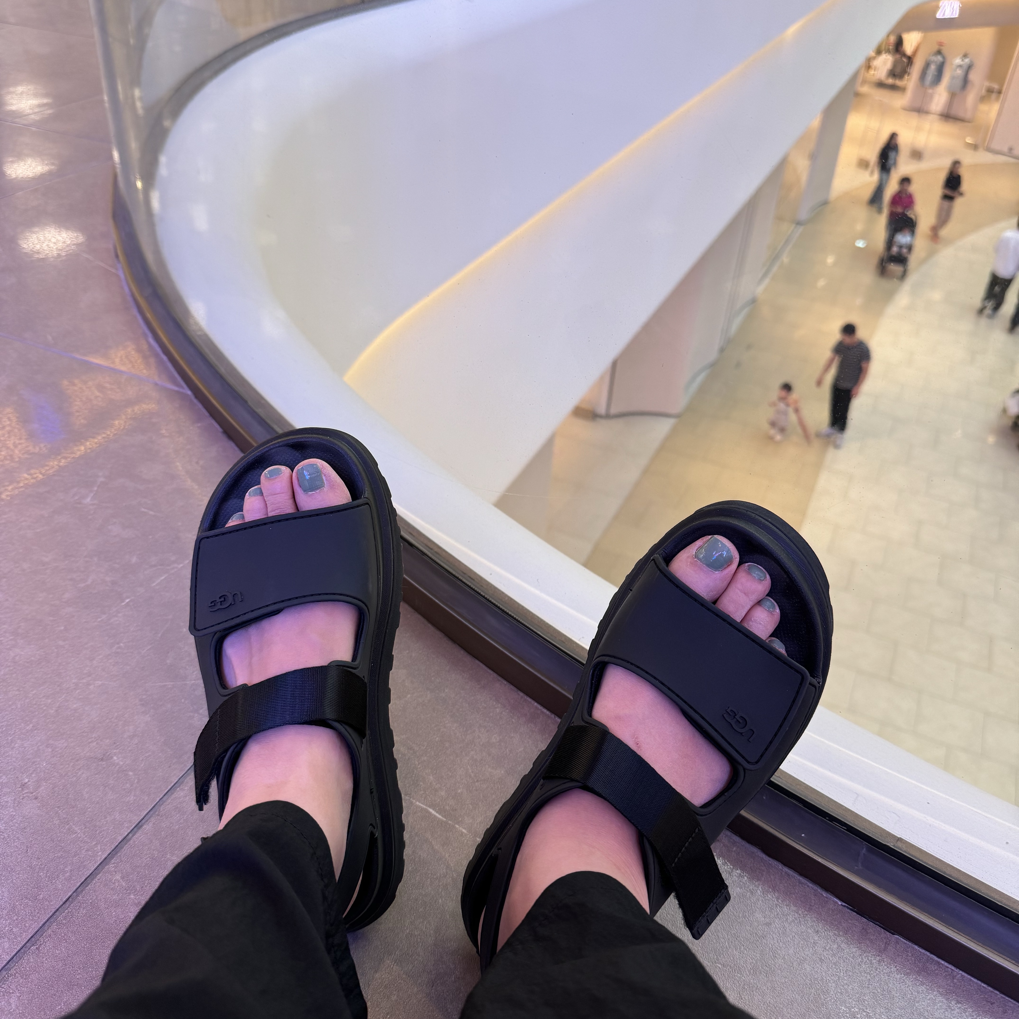 (Kids) UGG GoldenGlow Bison Black 착용 스타일