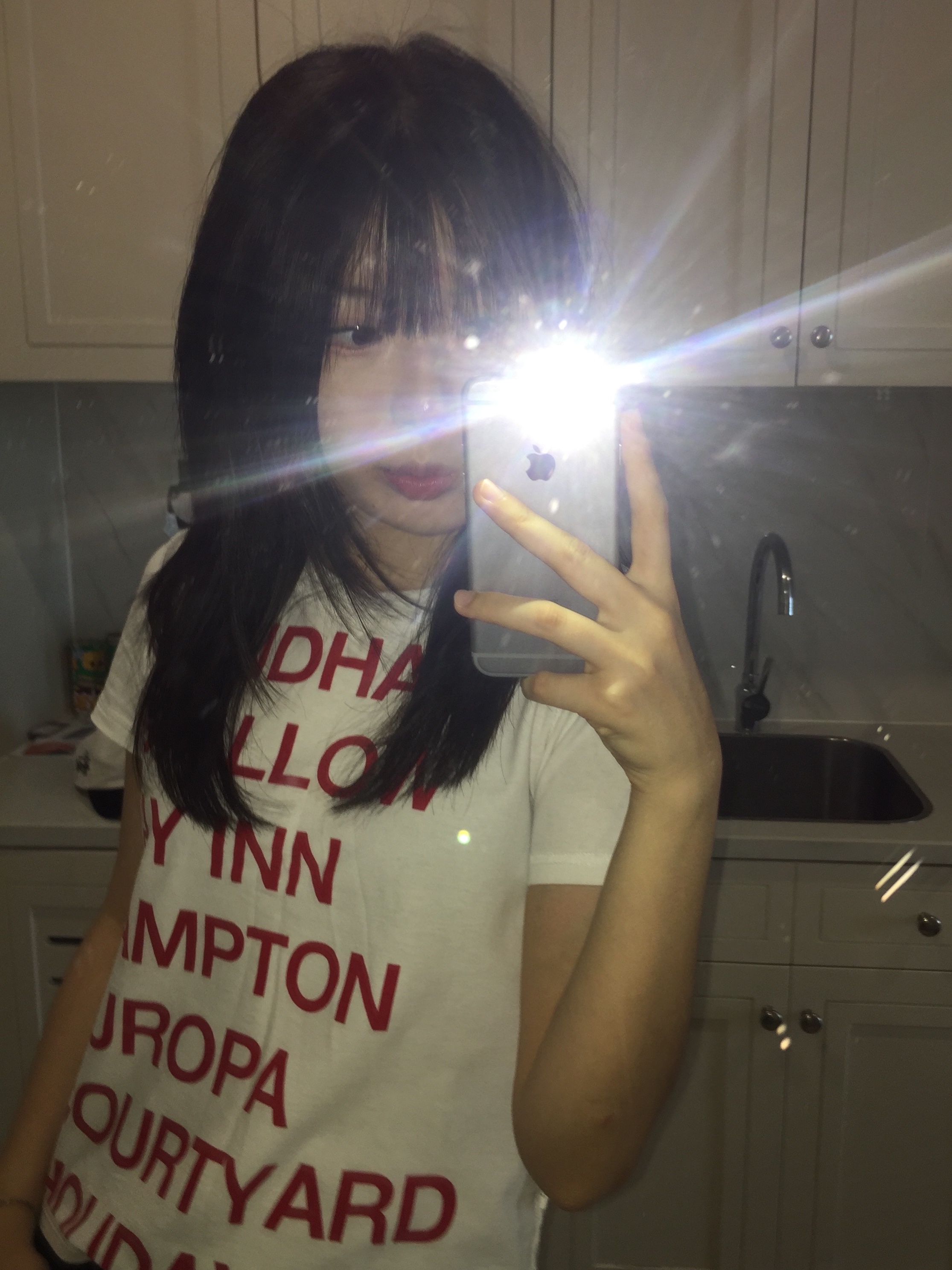 [KREAM 단독] Safarispot Highway Inn T-Shirt White Red, [KREAM 단독] Safarispot Women 1/2 Highway Inn T-Shirt White Red 착용 스타일 - 1