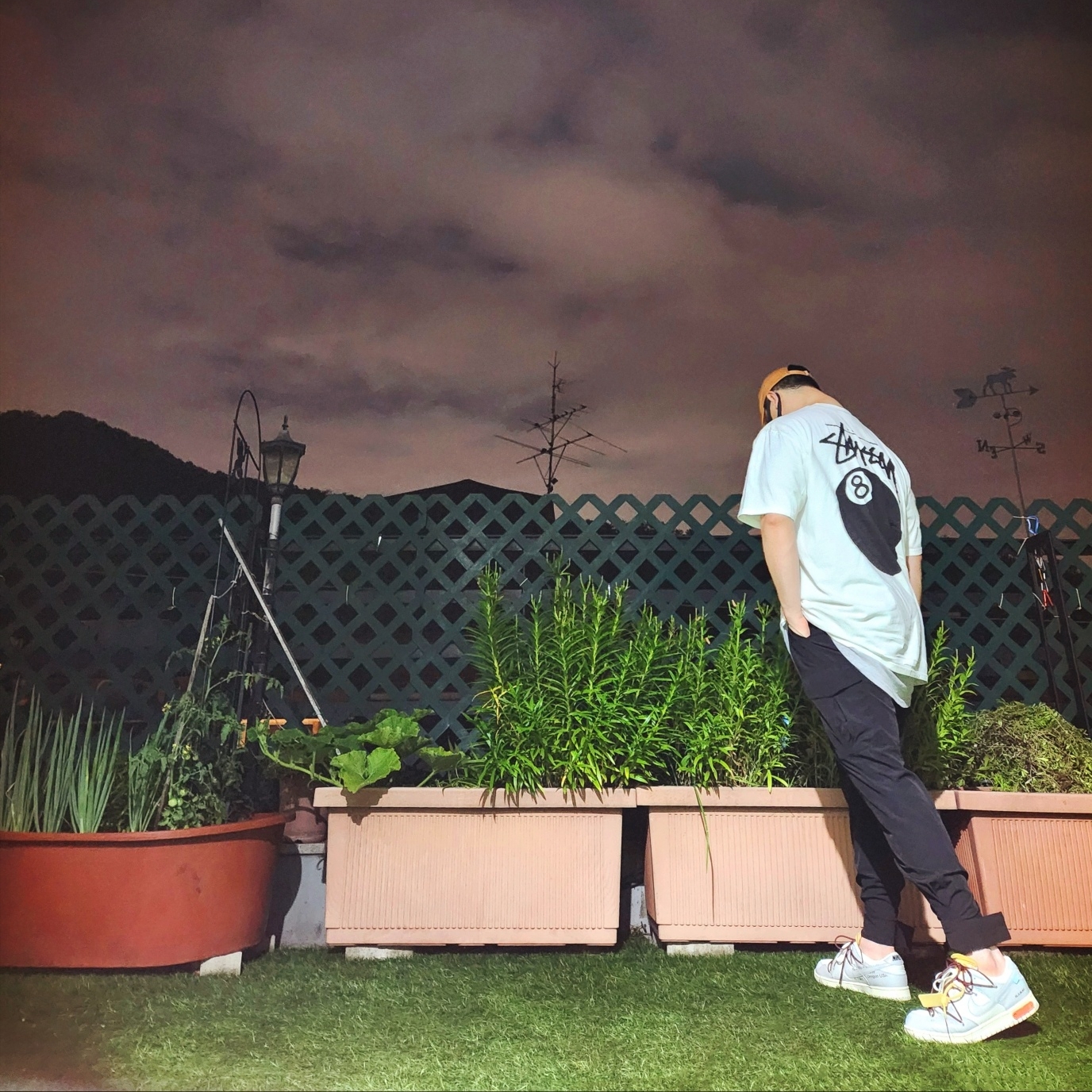 Stussy Basic Stock Low Pro Cap Russet, Stussy 8 Ball Pigment Dyed T-Shirt Natural 착용 스타일 - 2