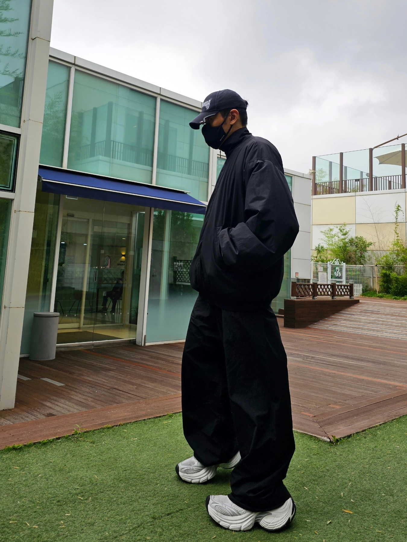 Balenciaga Tracksuit Pants in Black, Balenciaga DIY Metal Outline Tracksuit Jacket in Black 착용 스타일 - 8