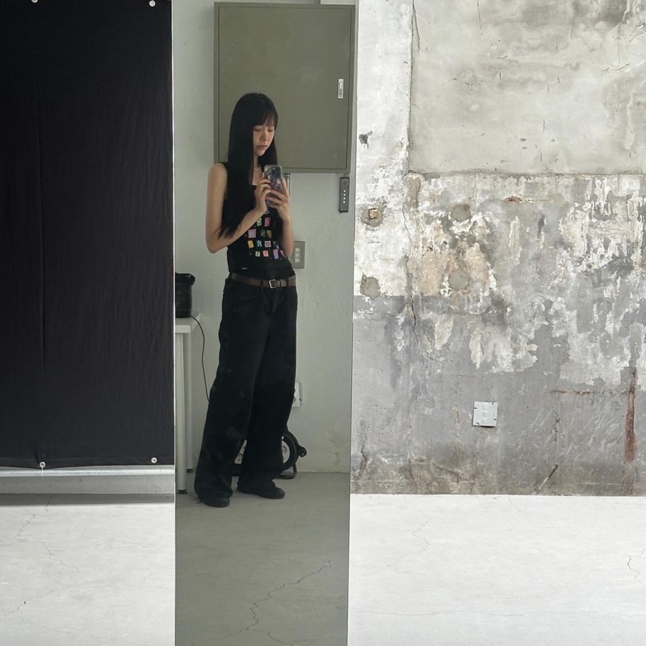 Safarispot 1/2 Stickerpack Suspenders Sleeveless White, Safarispot 1/2 Stickerpack Suspenders Sleeveless Black 착용 스타일