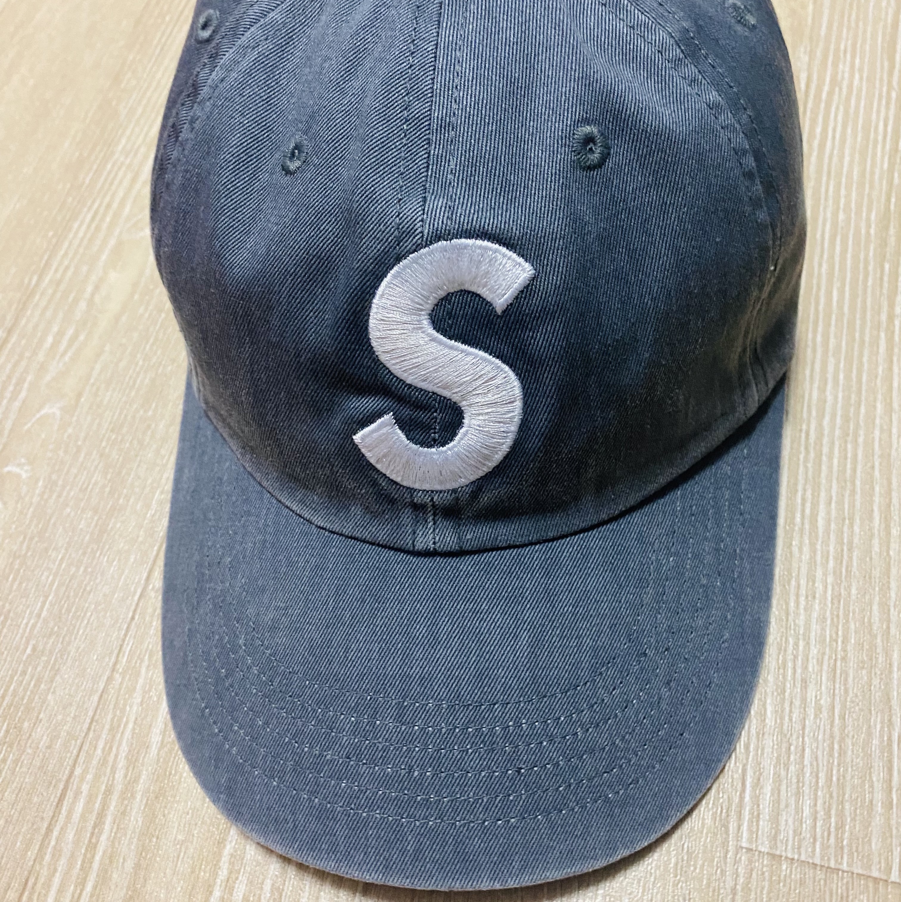 Supreme Pigment Print S Logo 6-Panel Grey - 22FW 착용 스타일