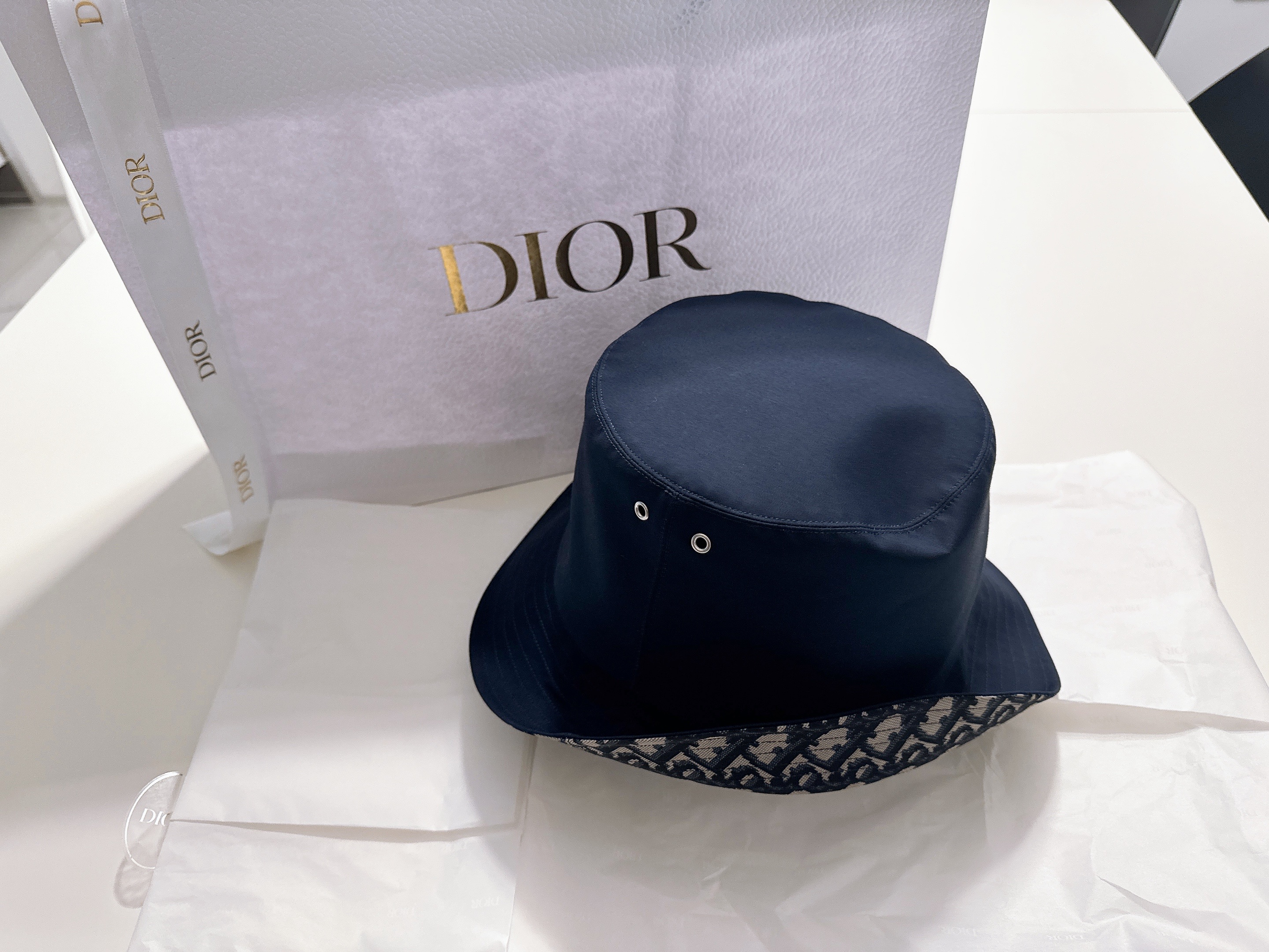 (W) Dior Reversible Teddy D Small Brim Bucket Hat Blue Cotton Blend 착용 스타일