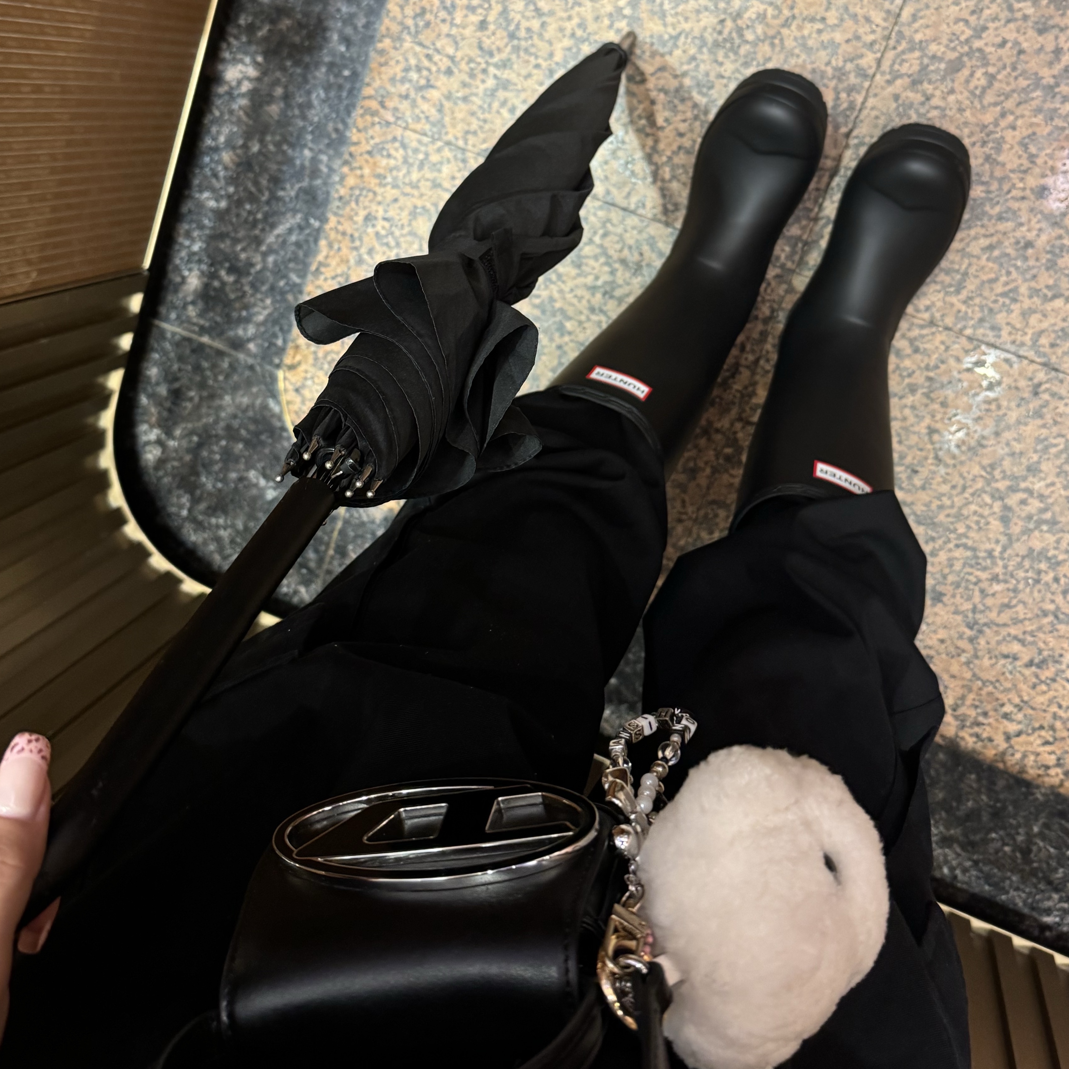 (W) Hunter Play Tall Wellington Rain Boots Black, Diesel 1DR Mini Bag Plaque Black 착용 스타일