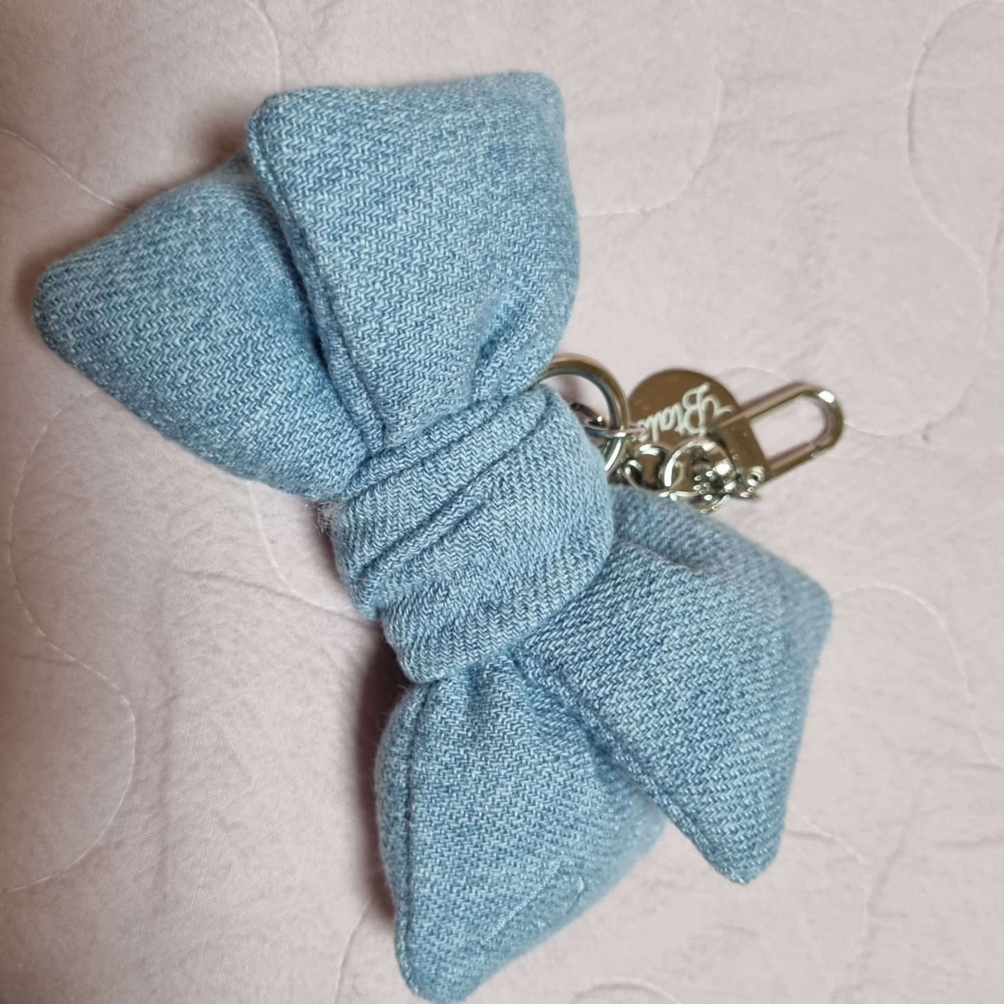 [KREAM 단독] PVCS x Bloomingtale Ribbon Denim Keyring Light blue Denim 착용 스타일