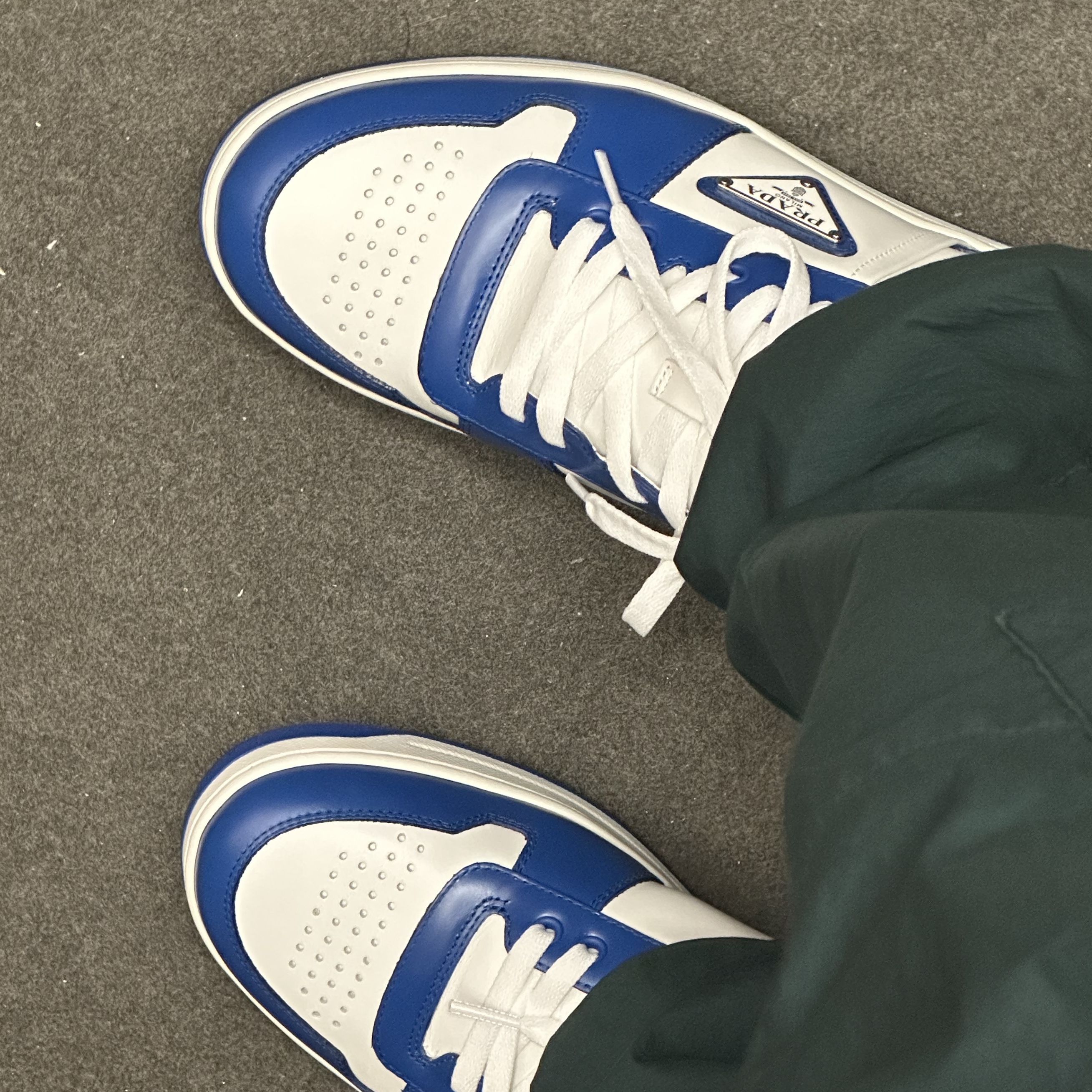 Prada Downtown Leather Sneakers White Cobalt Blue 착용 스타일 - 2