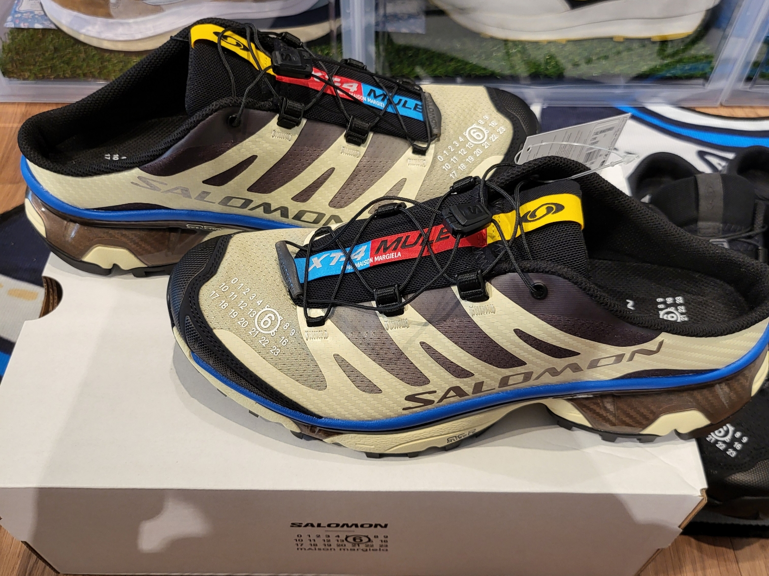 Salomon x MM6 Maison Margiela XT-4 Mule Black, Salomon x MM6 Maison Margiela XT-4 Mule Transparent Yellow Shale 착용 스타일 - 3