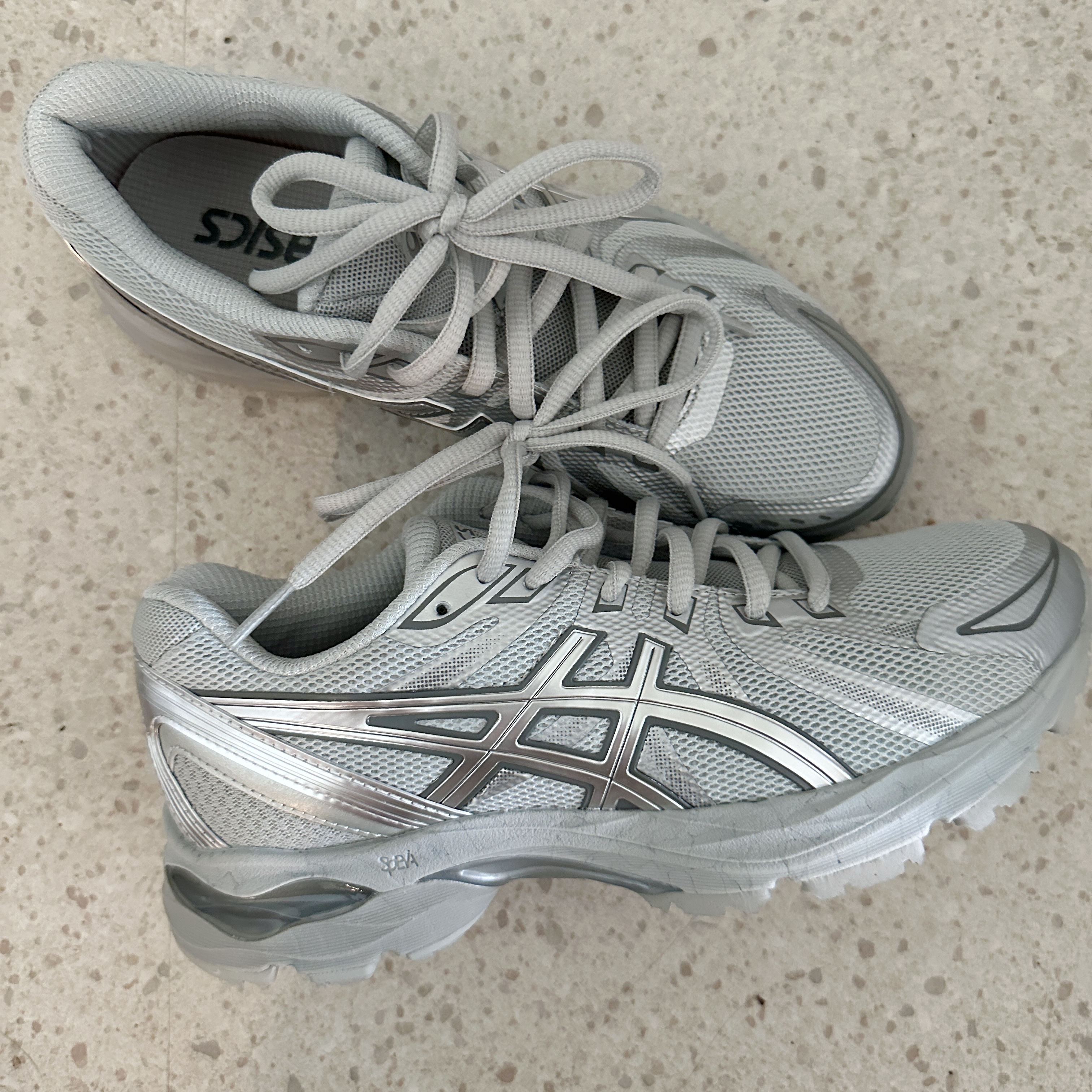 (W) Asics Gel-Flux 4 CN Gray Silver, Lemaire Small Croissant Bag Soft Nappa Leather Black 착용 스타일 - 1