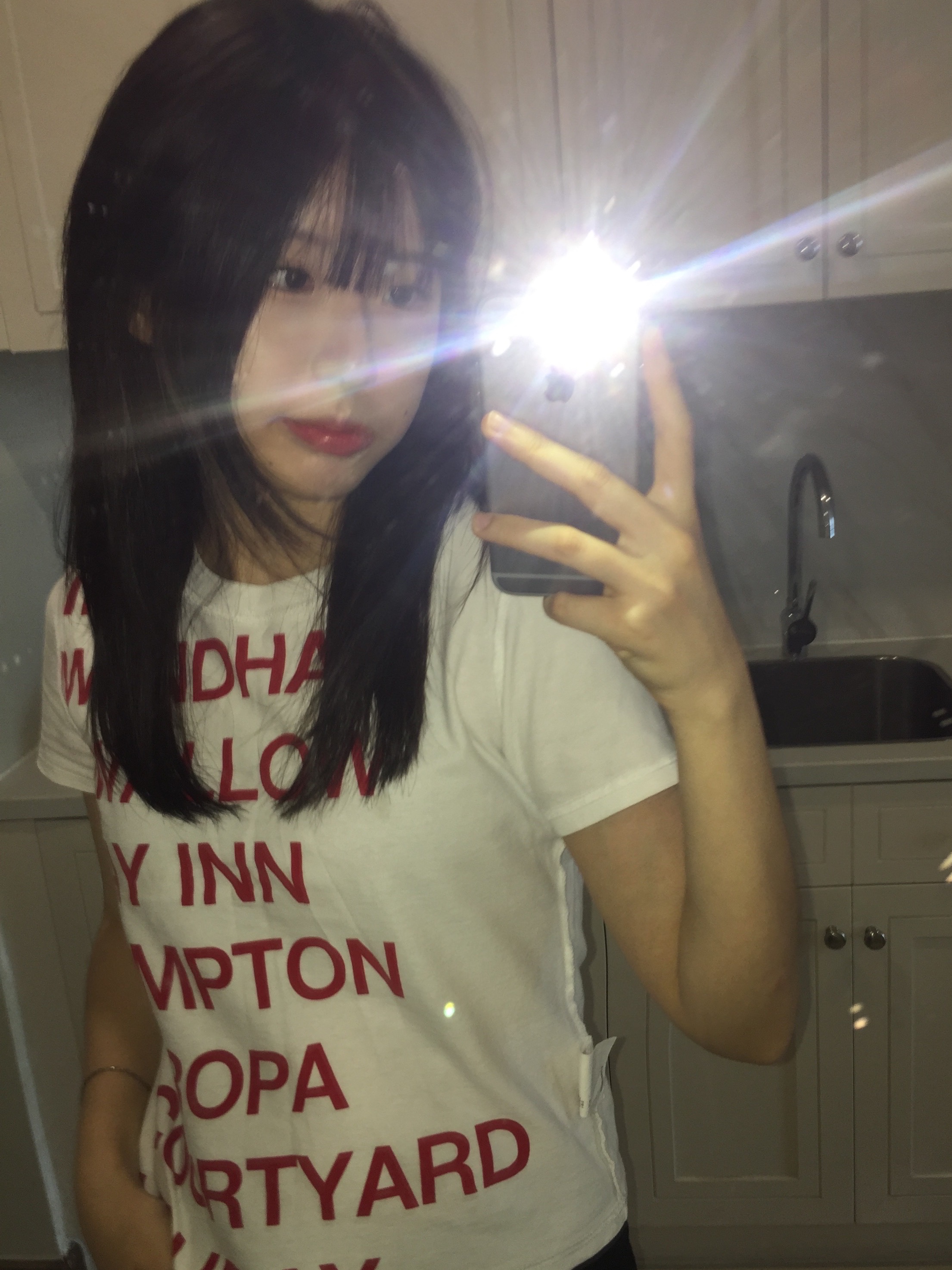 [KREAM 단독] Safarispot Highway Inn T-Shirt White Red, [KREAM 단독] Safarispot Women 1/2 Highway Inn T-Shirt White Red 착용 스타일 - 2