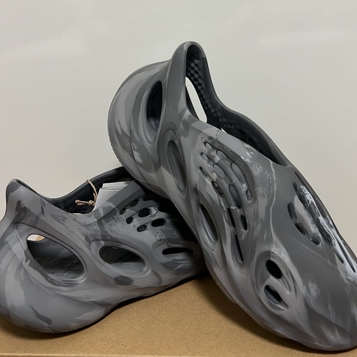 Adidas Yeezy Foam RNNR MX Granite 착용 스타일