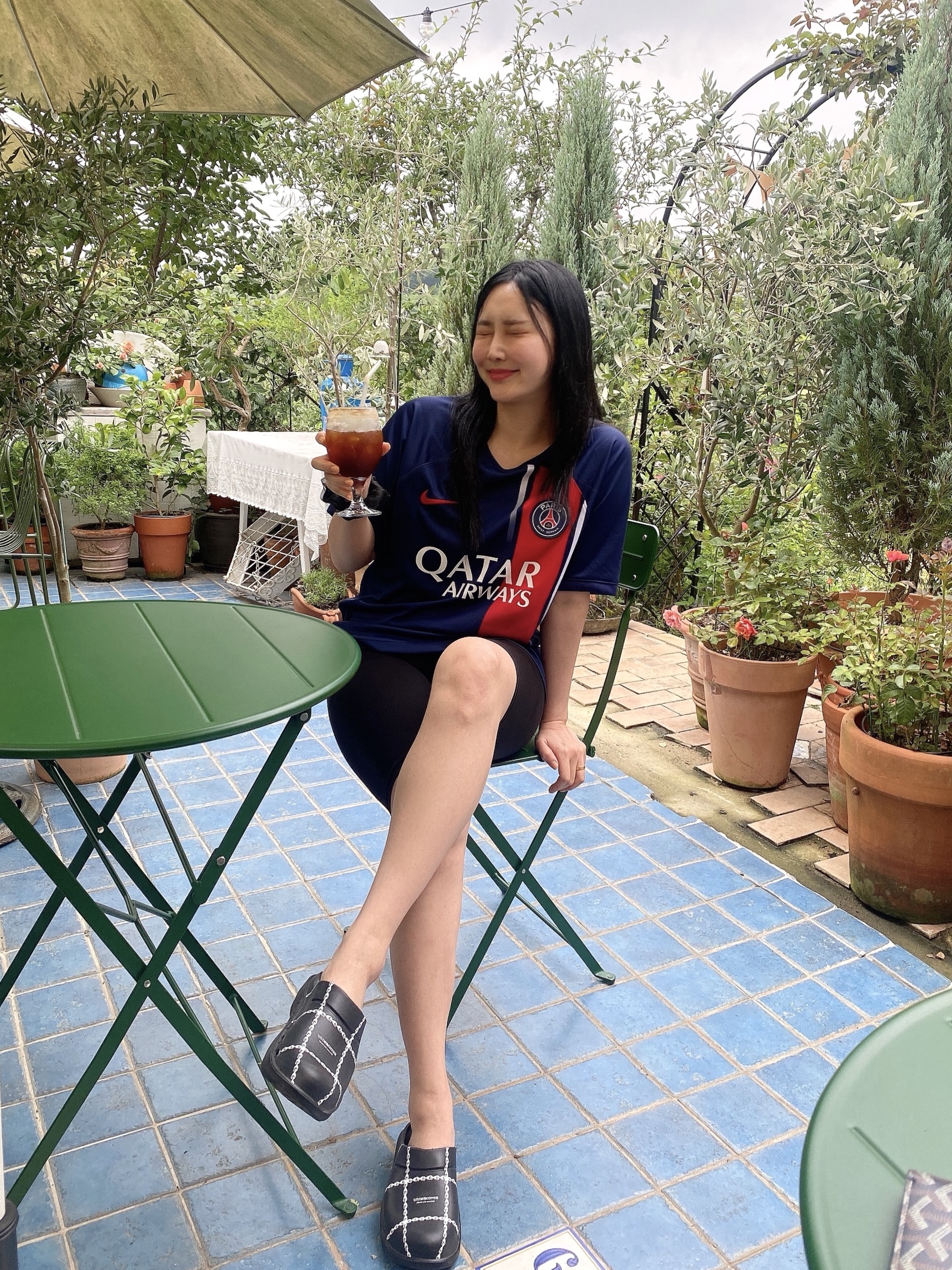 Oofos x Undercover Clog Black, Nike Paris Saint-Germain 2023/24 Dri-Fit Stadium Home Jersey Midnight Navy (Non Marking Ver.) 착용 스타일 - 1