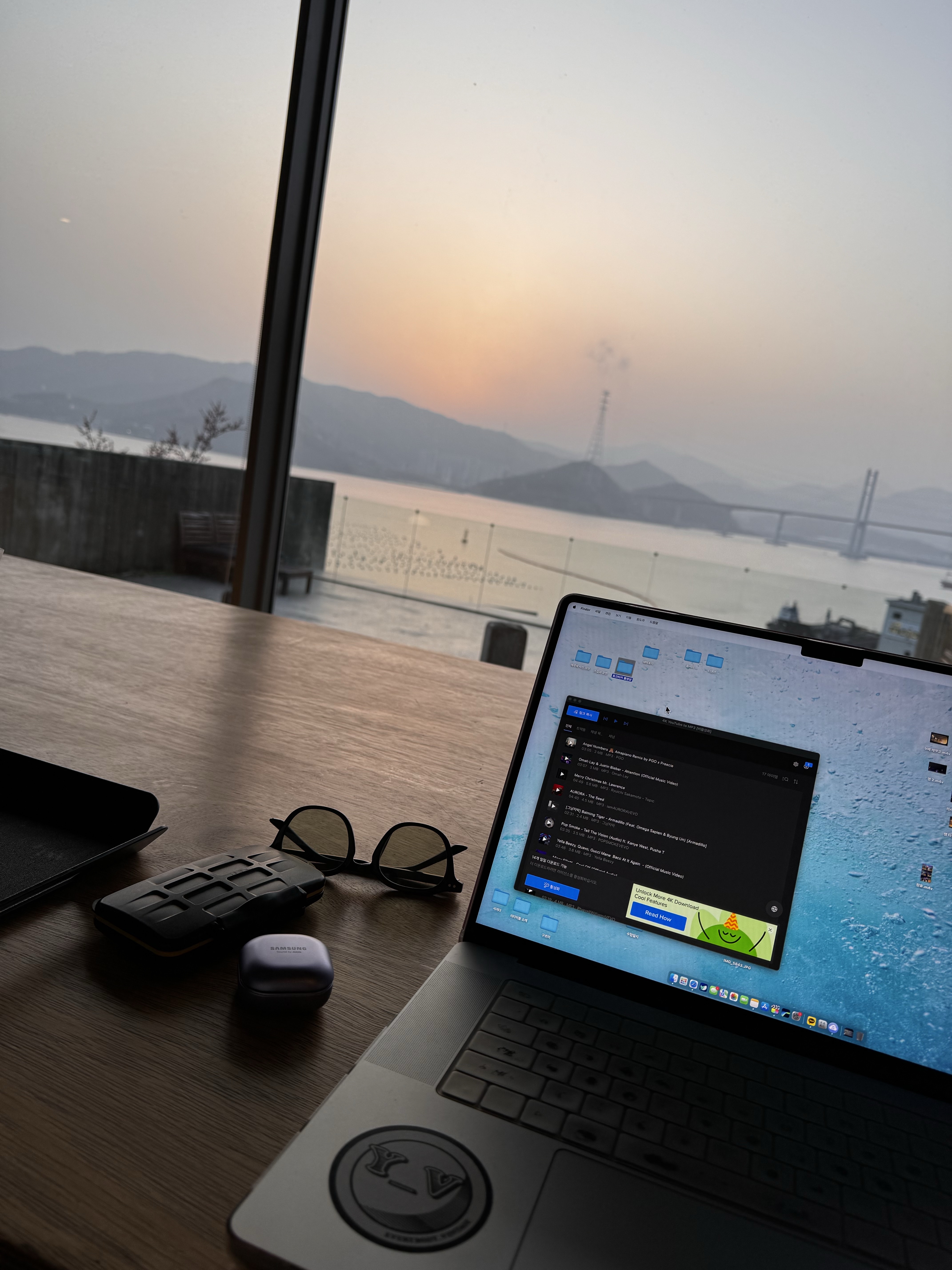 New Balance CRV Mule V2 Yellow, Apple 2023 MacBook Pro 16 M3 Max 16-Core 1TB SSD / 48GB RAM Silver (Korean Ver.) 착용 스타일 - 4