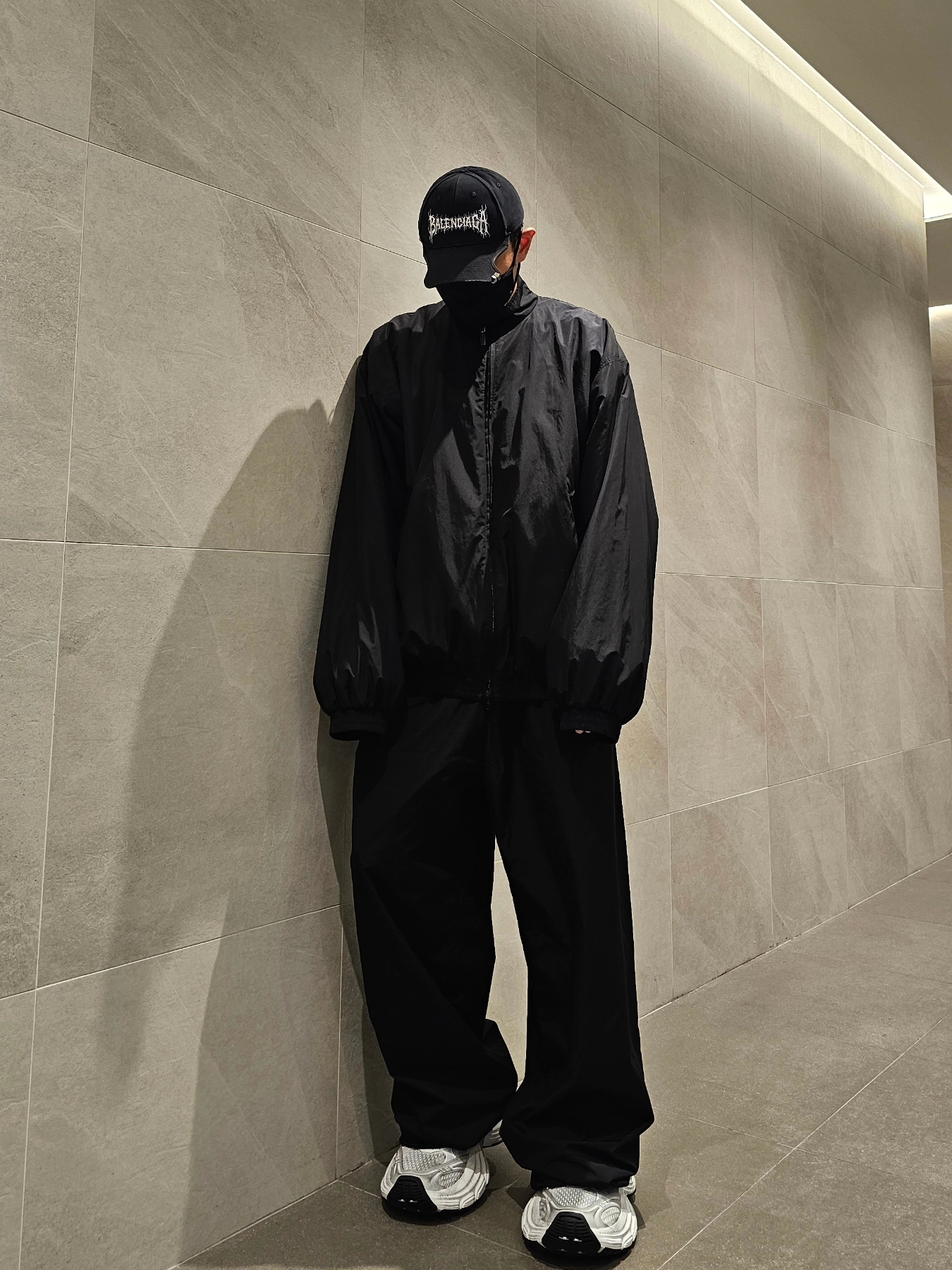 Balenciaga Tracksuit Pants in Black, Balenciaga DIY Metal Outline Tracksuit Jacket in Black 착용 스타일 - 4
