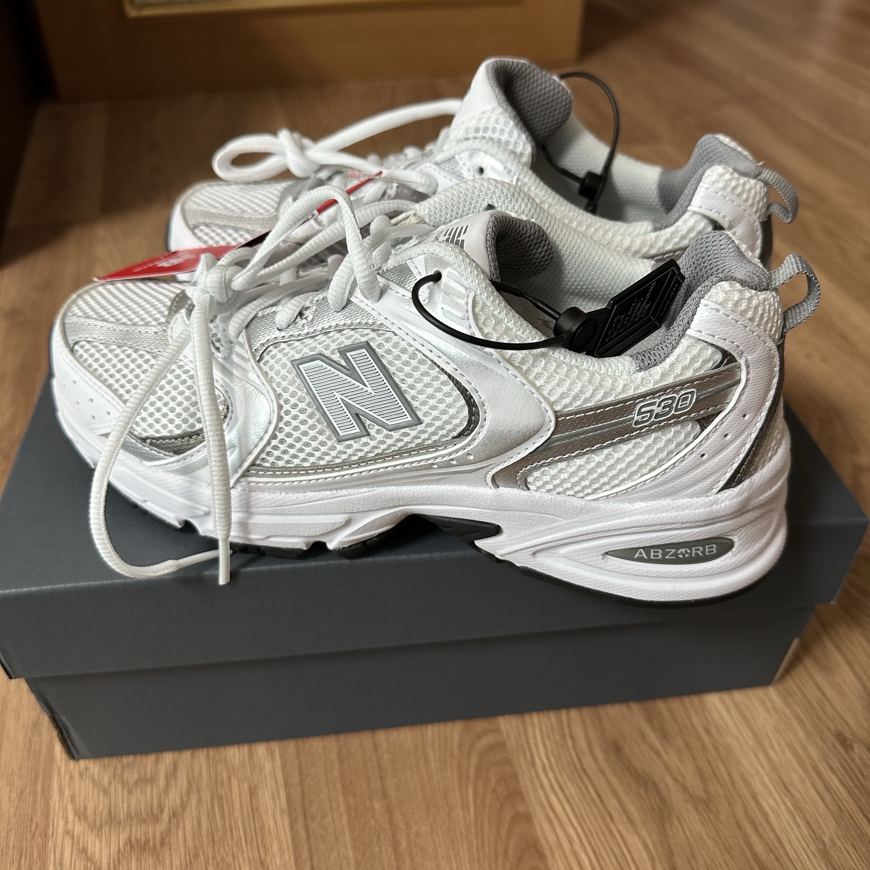 New Balance 530 White Silver 착용 스타일