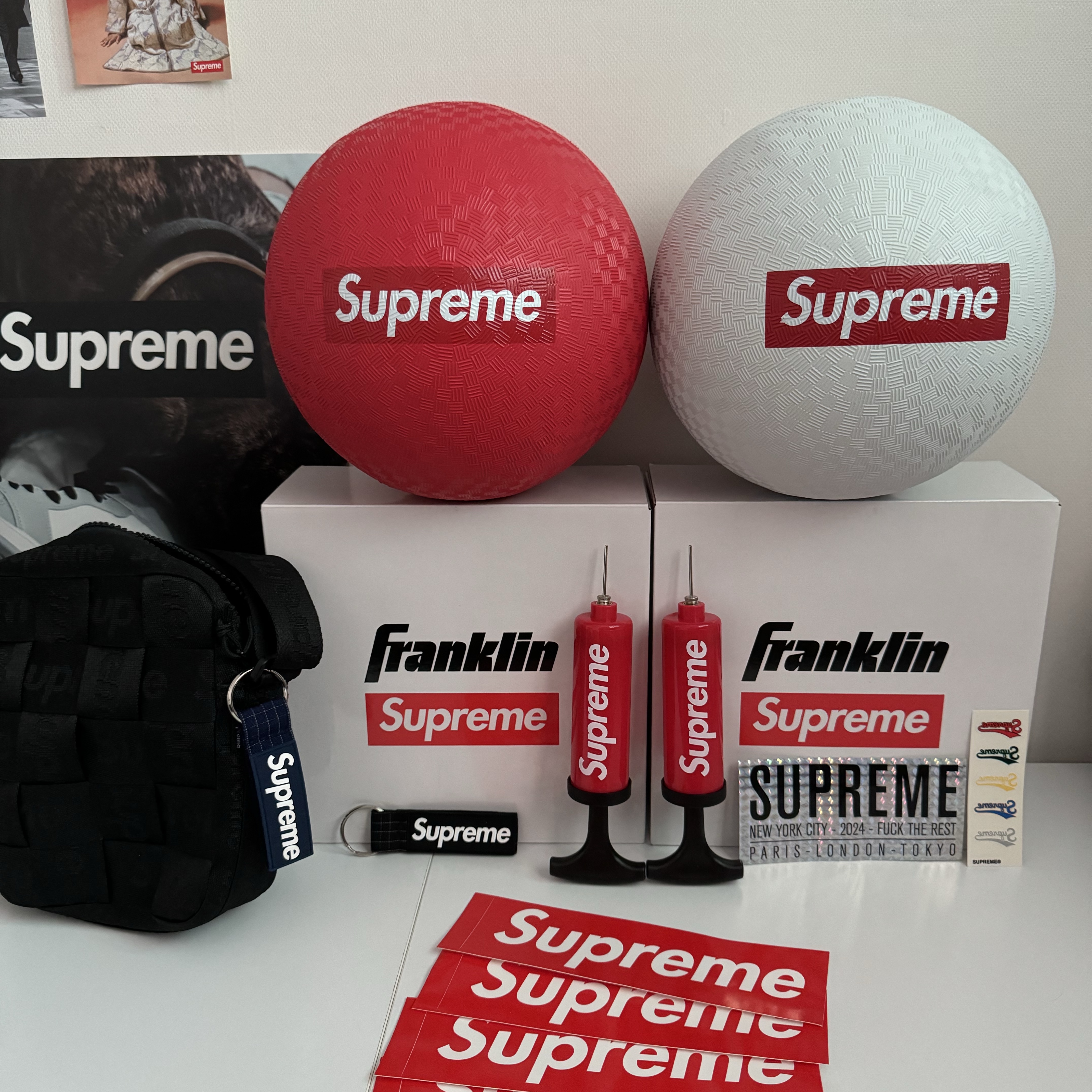Supreme x Franklin Playground Ball White - 24SS, Supreme x Franklin Playground Ball Red - 24SS 착용 스타일