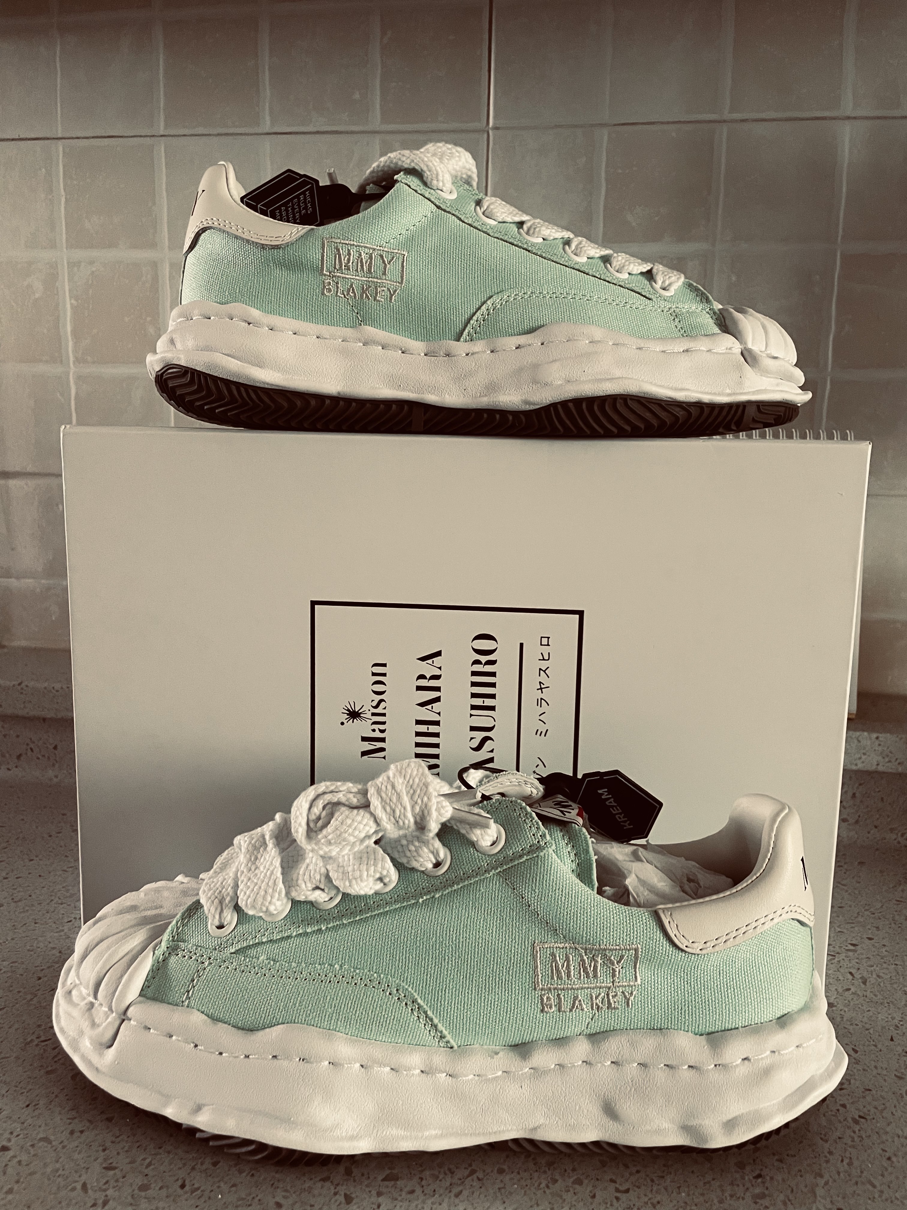 Maison Mihara Yasuhiro Blakey OG Sole Canvas Low-top Sneakers Light Blue 착용 스타일 - 1
