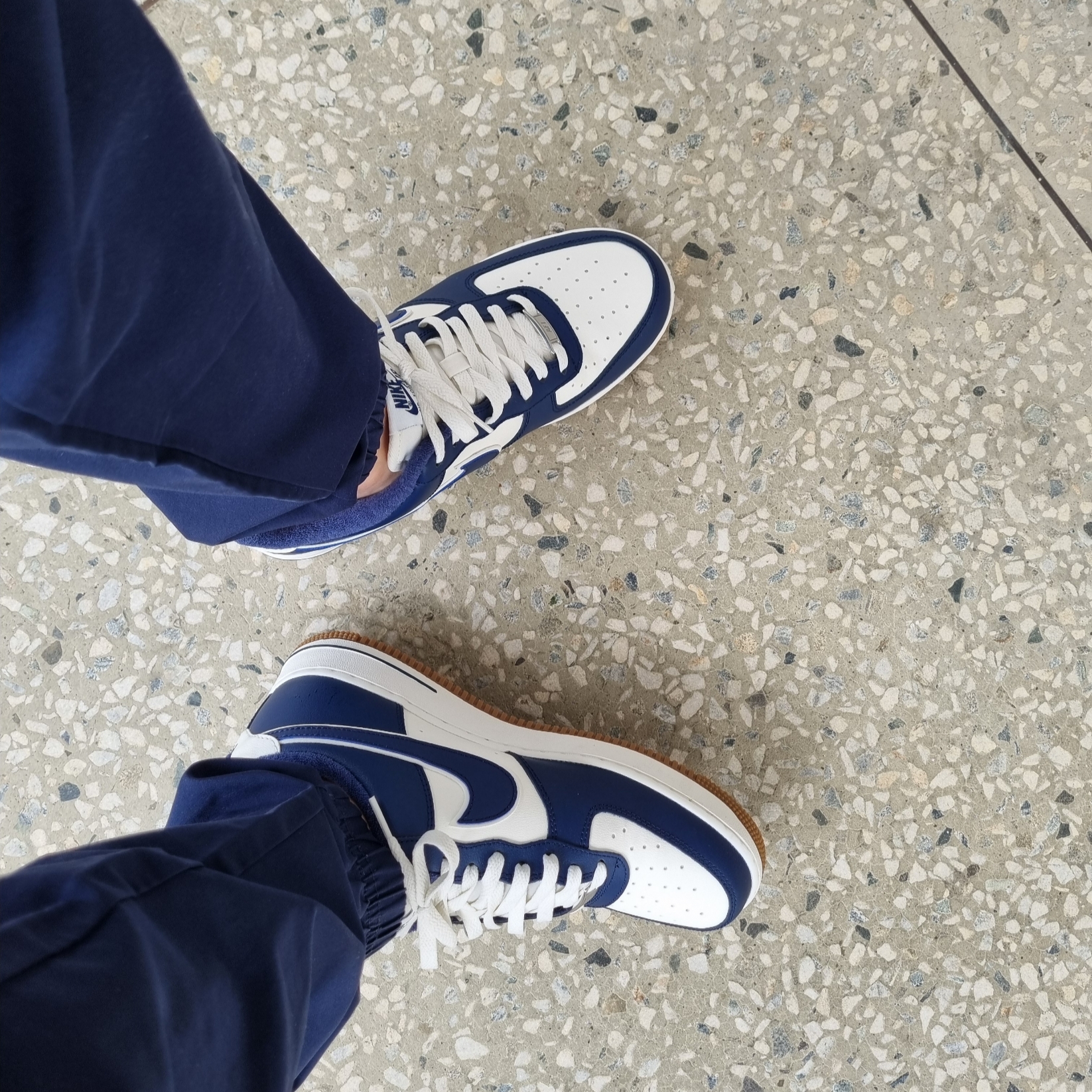 Nike Air Force 1 '07 LV8 Midnight Navy 착용 스타일