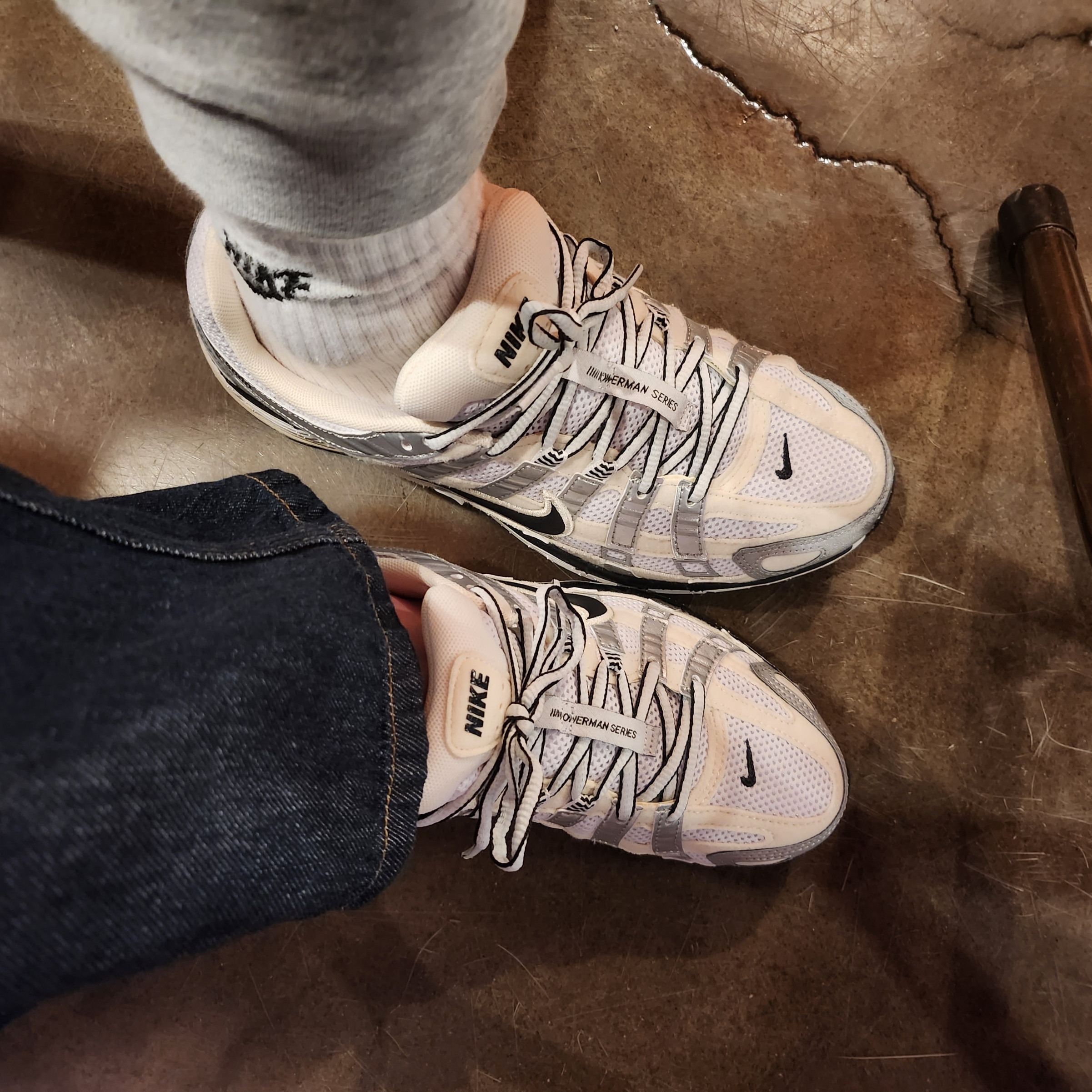 (W) Nike P-6000 Coconut Milk Metallic Silver 착용 스타일